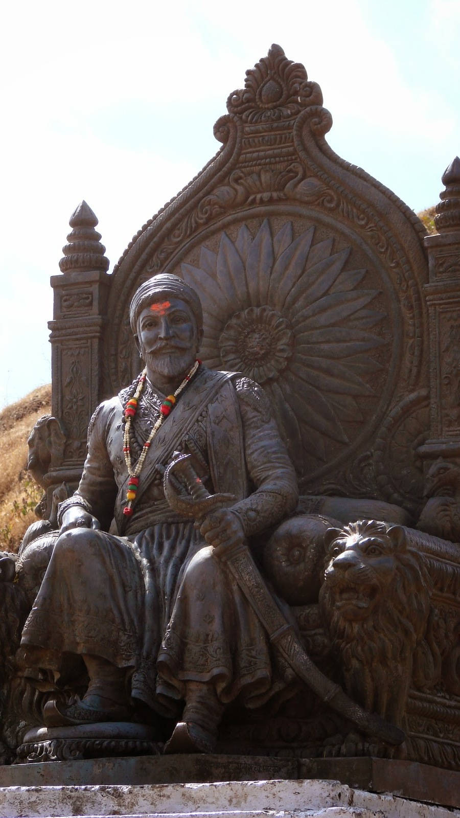 Shivaji Maharaj, beads garland, bronze statue, HD Phone Wallpaper