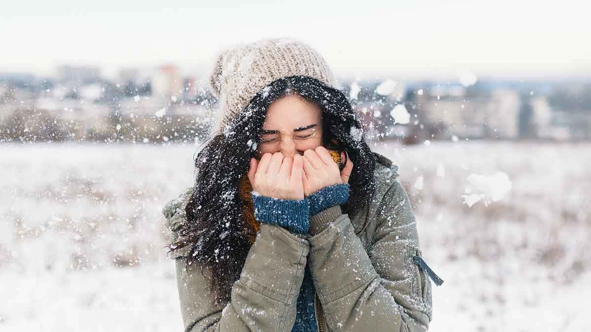 Shivering Woman Covering Mouth, knit hat, winter coat, SD Desktop Wallpaper