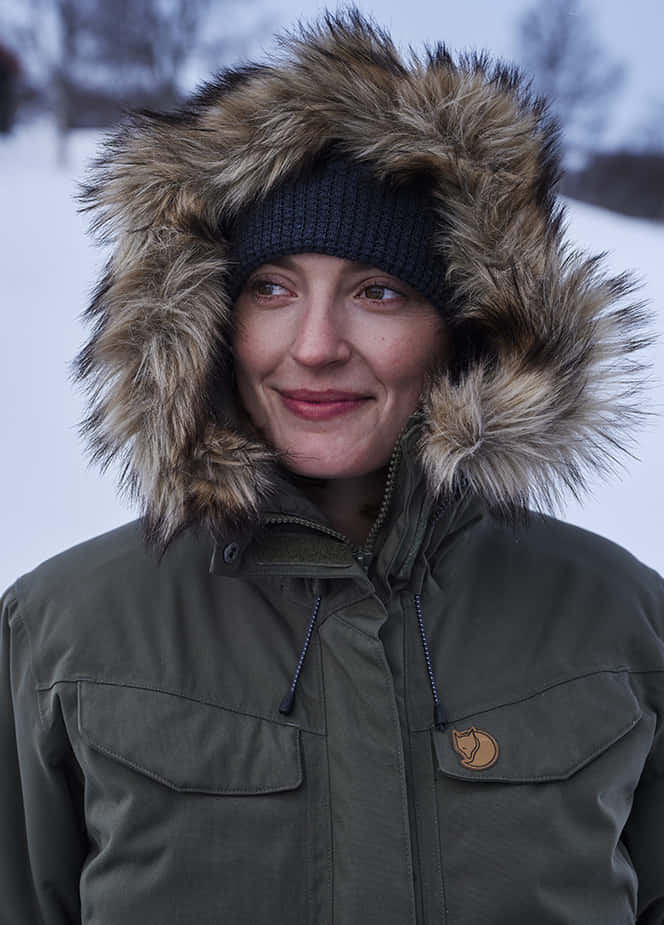 Shivering Woman, green parka, fur-lined hood, SD Phone Wallpaper