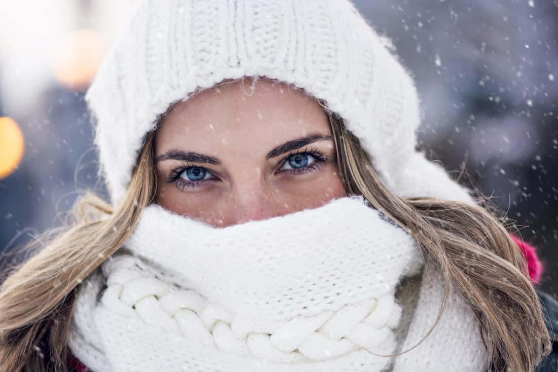 Shivering, pretty girl, blue eyes, SD Desktop Wallpaper