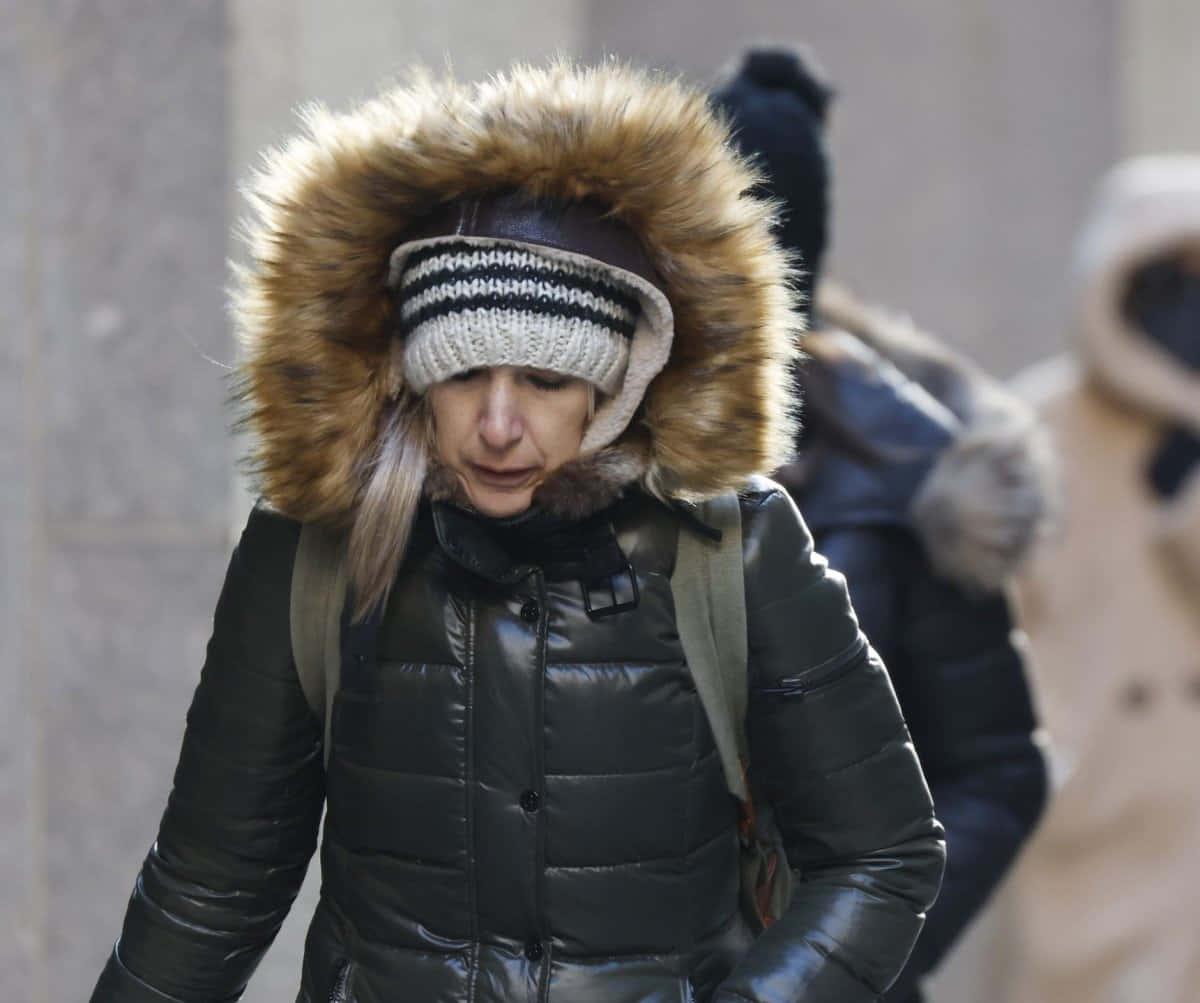 Shivering Woman, black puffer jacket, fur-lined hood, SD Desktop Wallpaper