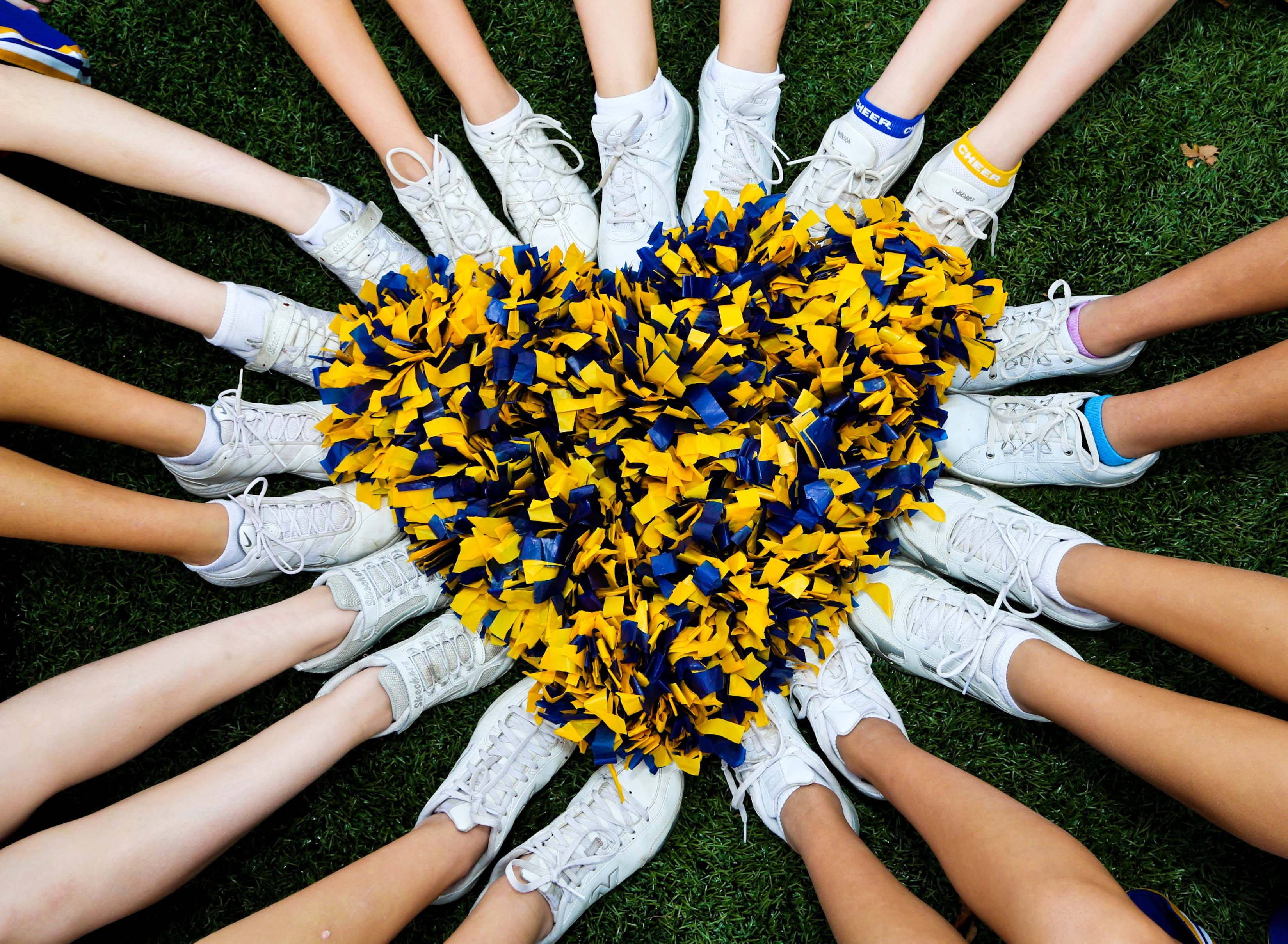 cheerleader shoes, white sneakers, yellow and blue pom-pom heart, 2K Desktop Wallpaper