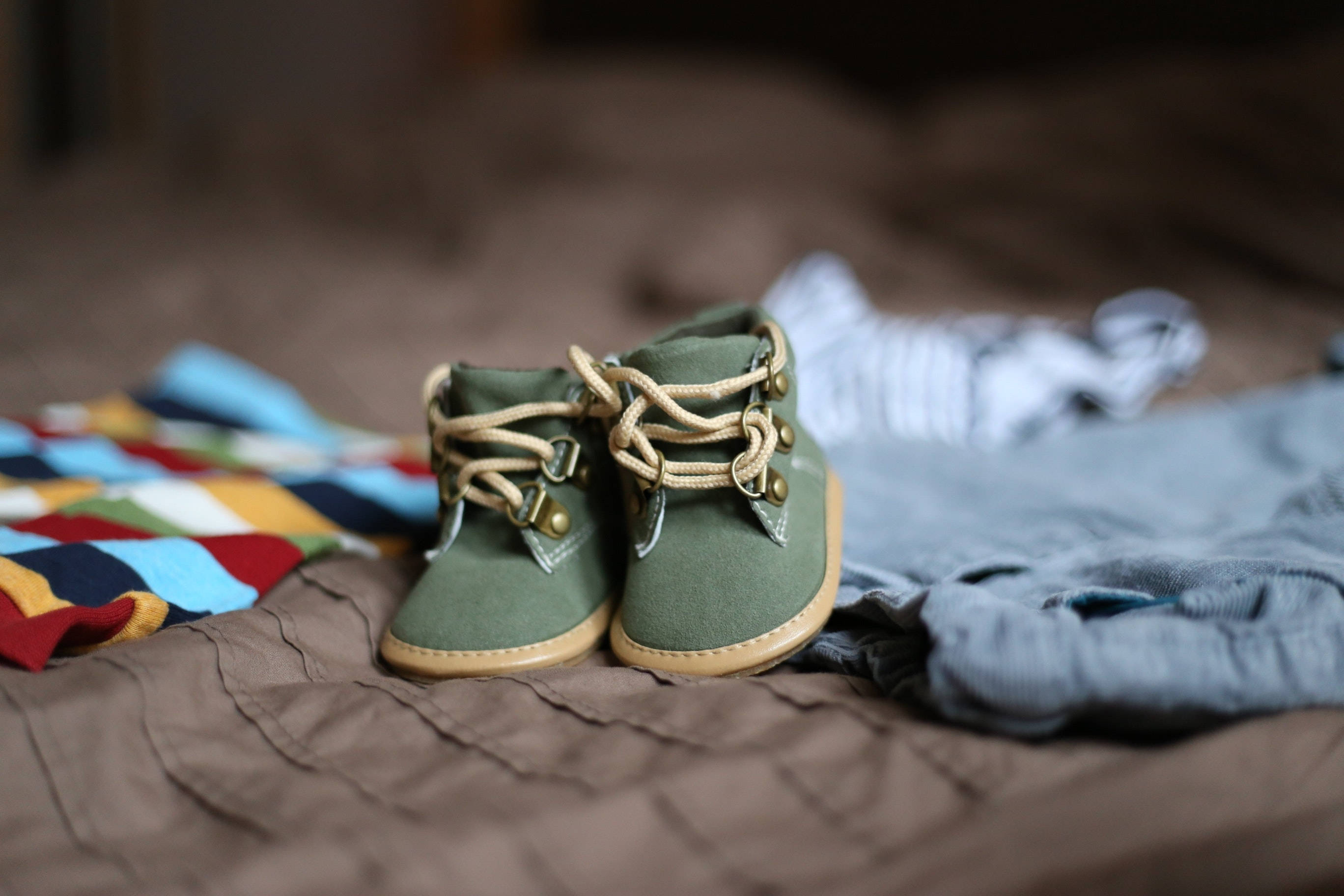 olive green, toddler boots, tan laces, 2K Desktop Wallpaper