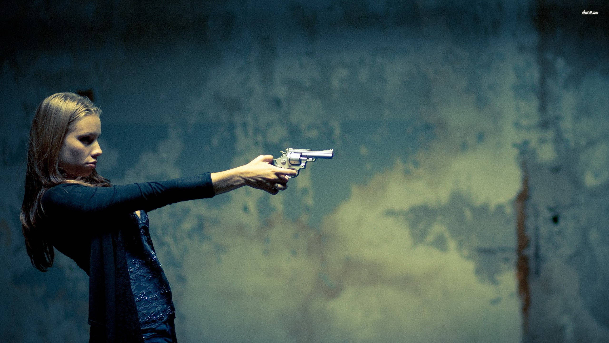 woman, silver revolver, weathered blue and yellow wall, 2K Desktop Wallpaper