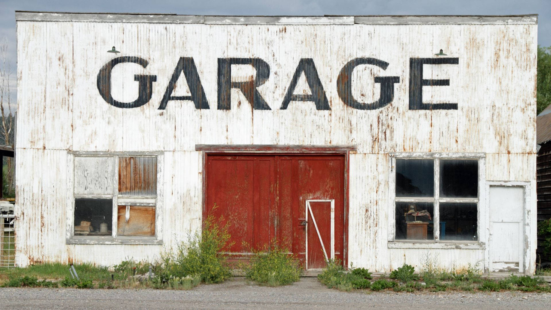 vintage garage repair shop, weathered white garage, peeling paint, Full HD Desktop Wallpaper