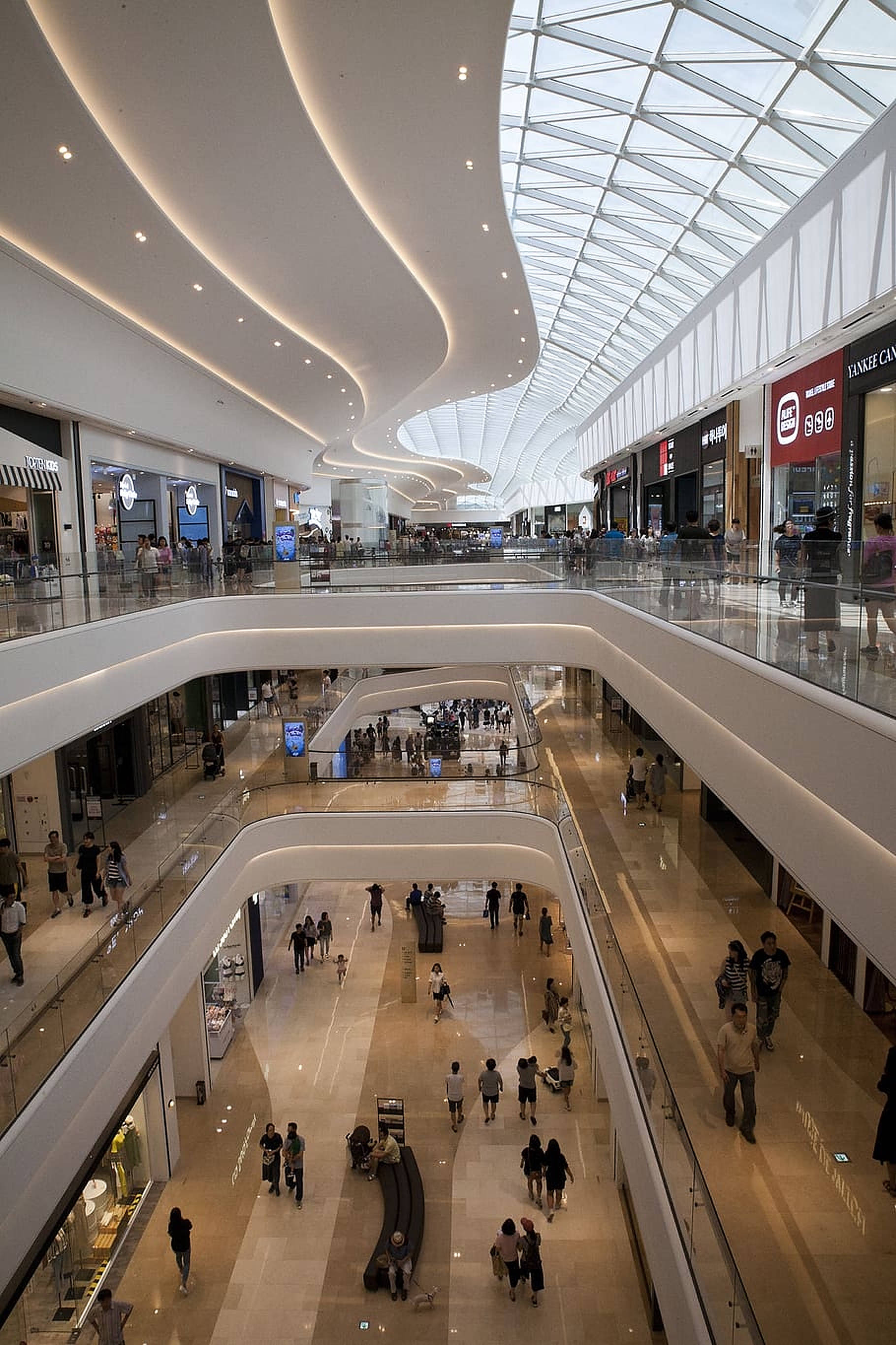 high ceiling shopping mall, modern multi-level shopping mall, curved white architecture, 2K Phone Wallpaper