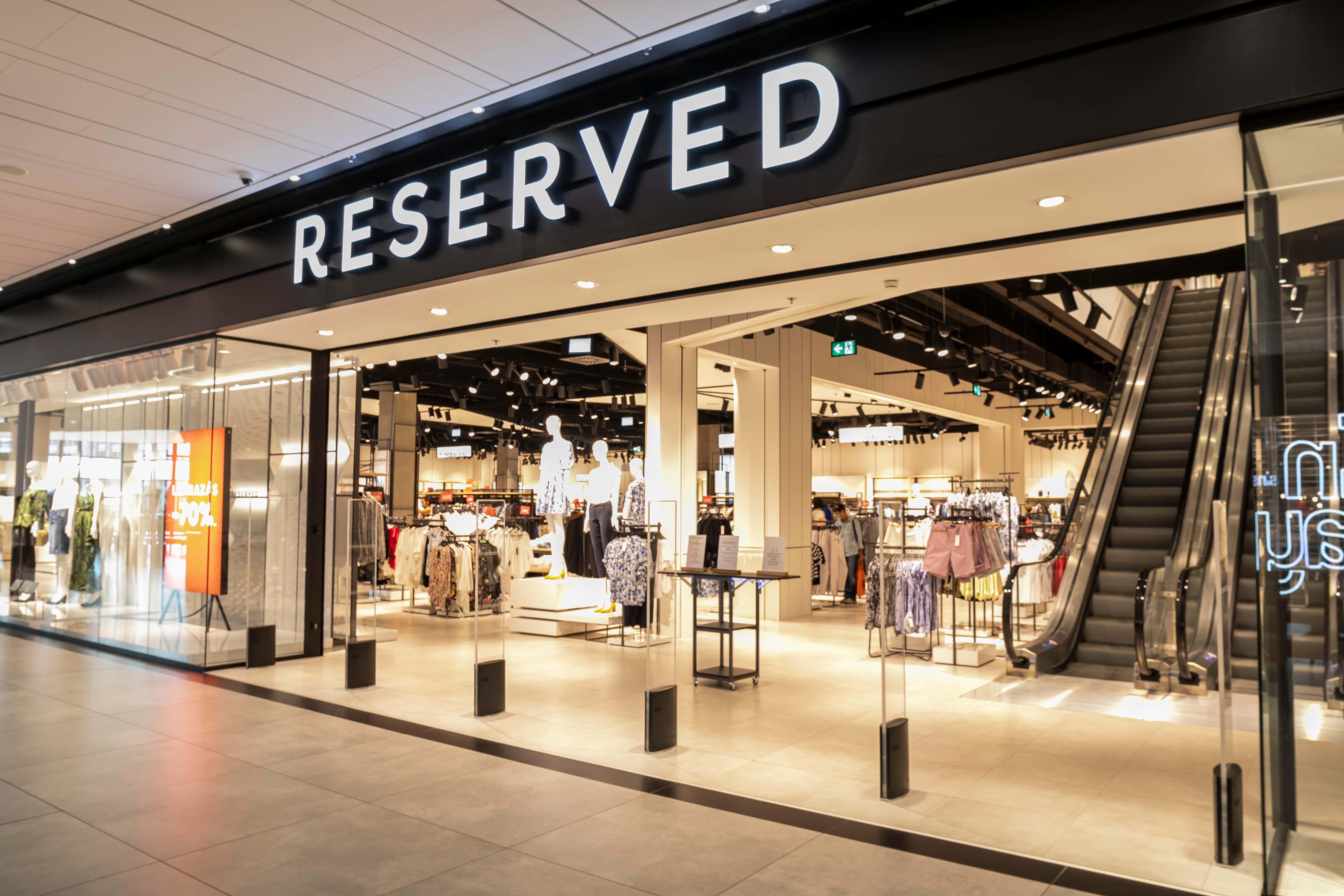 Reserved, glass walls, mannequins, 4K Desktop Wallpaper