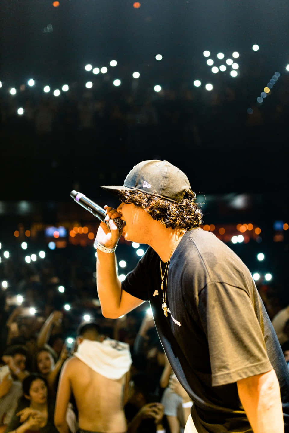 Shoreline Mafia, curly-haired performer, cap, HD Phone Wallpaper