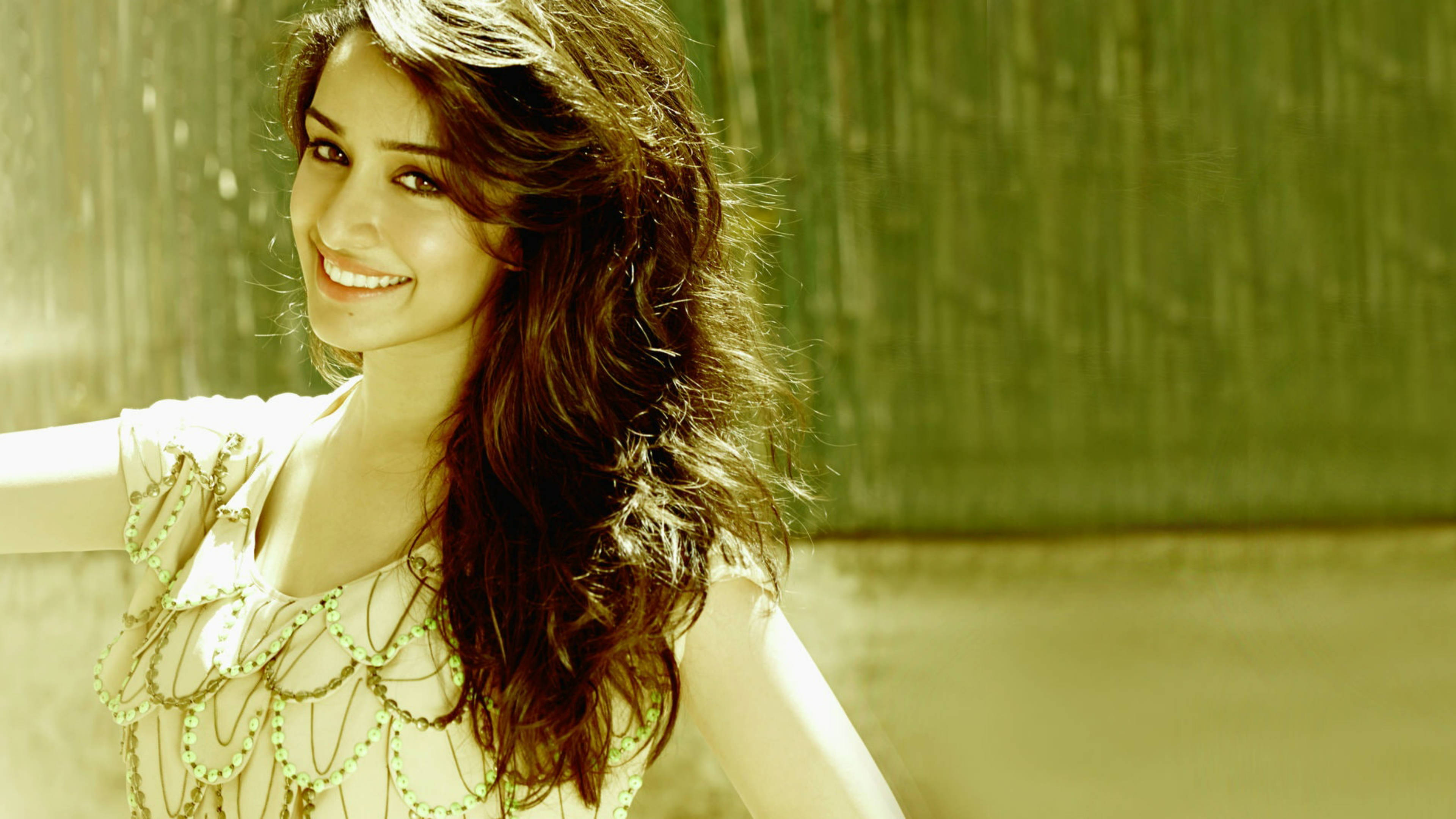 Shraddha Kapoor, aesthetic green, wavy brown hair, 4K Desktop Wallpaper