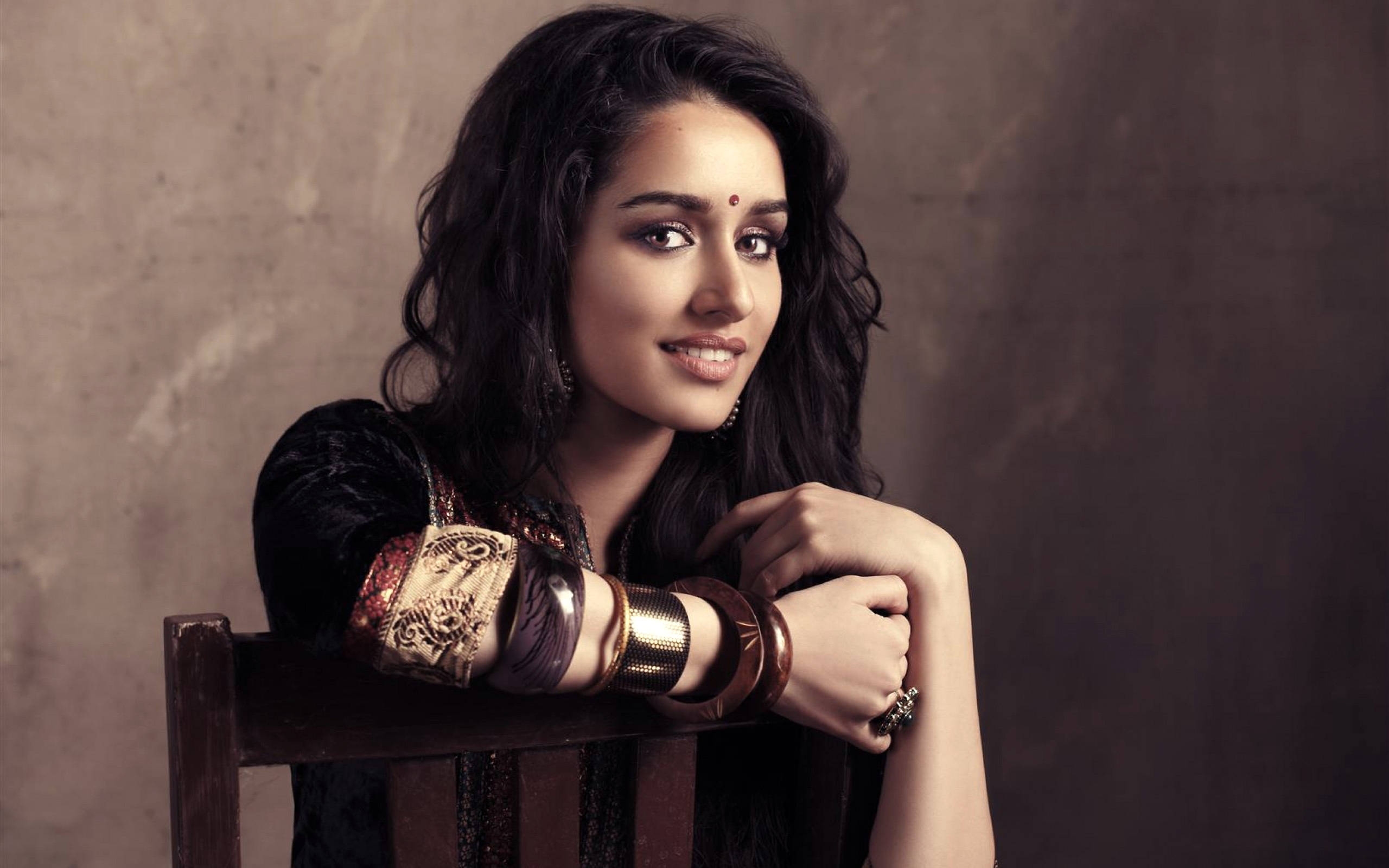 Shraddha Kapoor, dark wavy hair, traditional jewelry, 2K Desktop Wallpaper