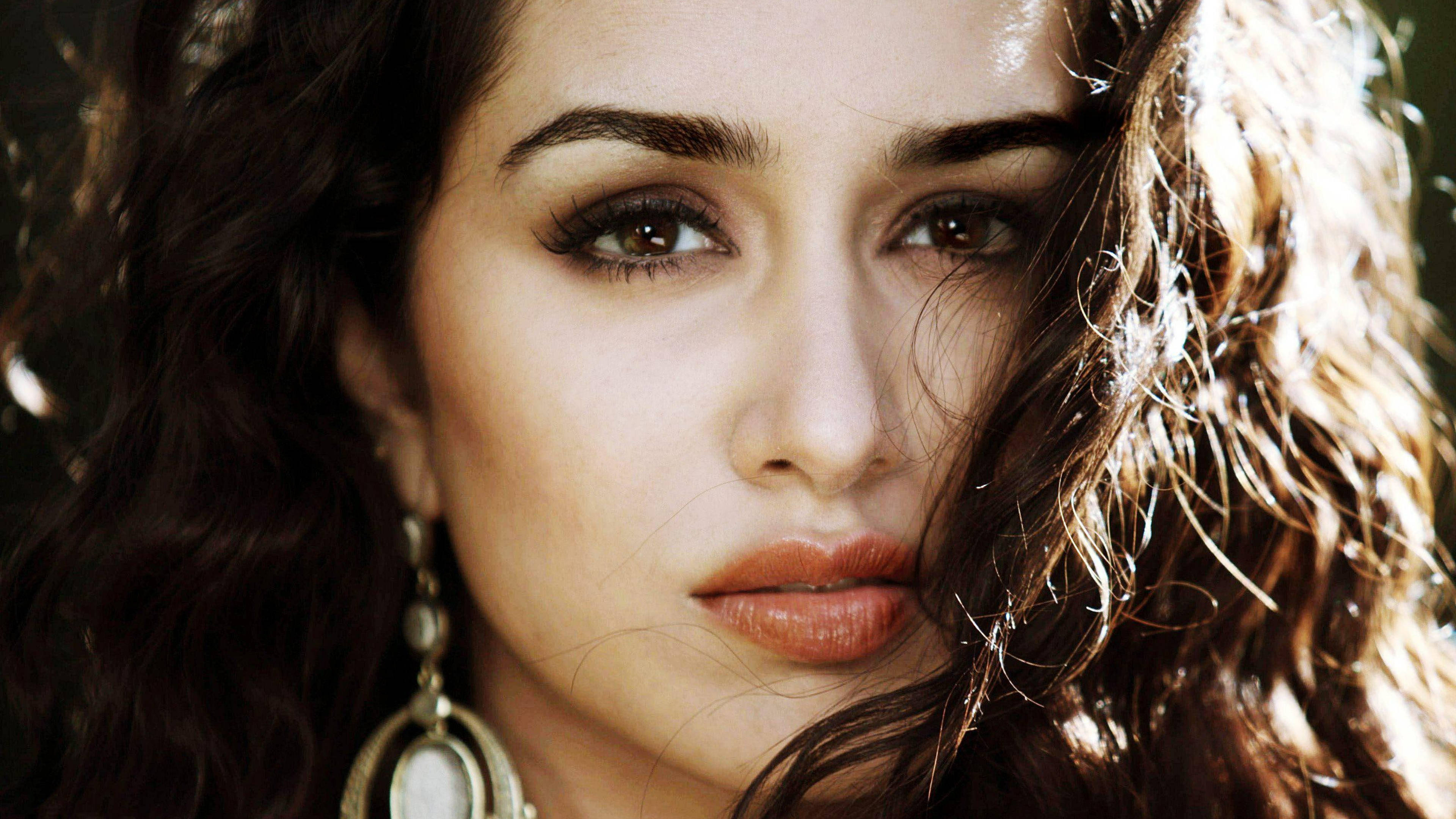 Shraddha Kapoor, dark wavy hair, golden earrings, 4K Desktop Wallpaper