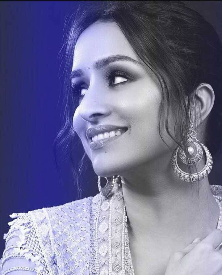 Shraddha Kapoor, heroine, detailed embroidered outfit, SD Phone Wallpaper