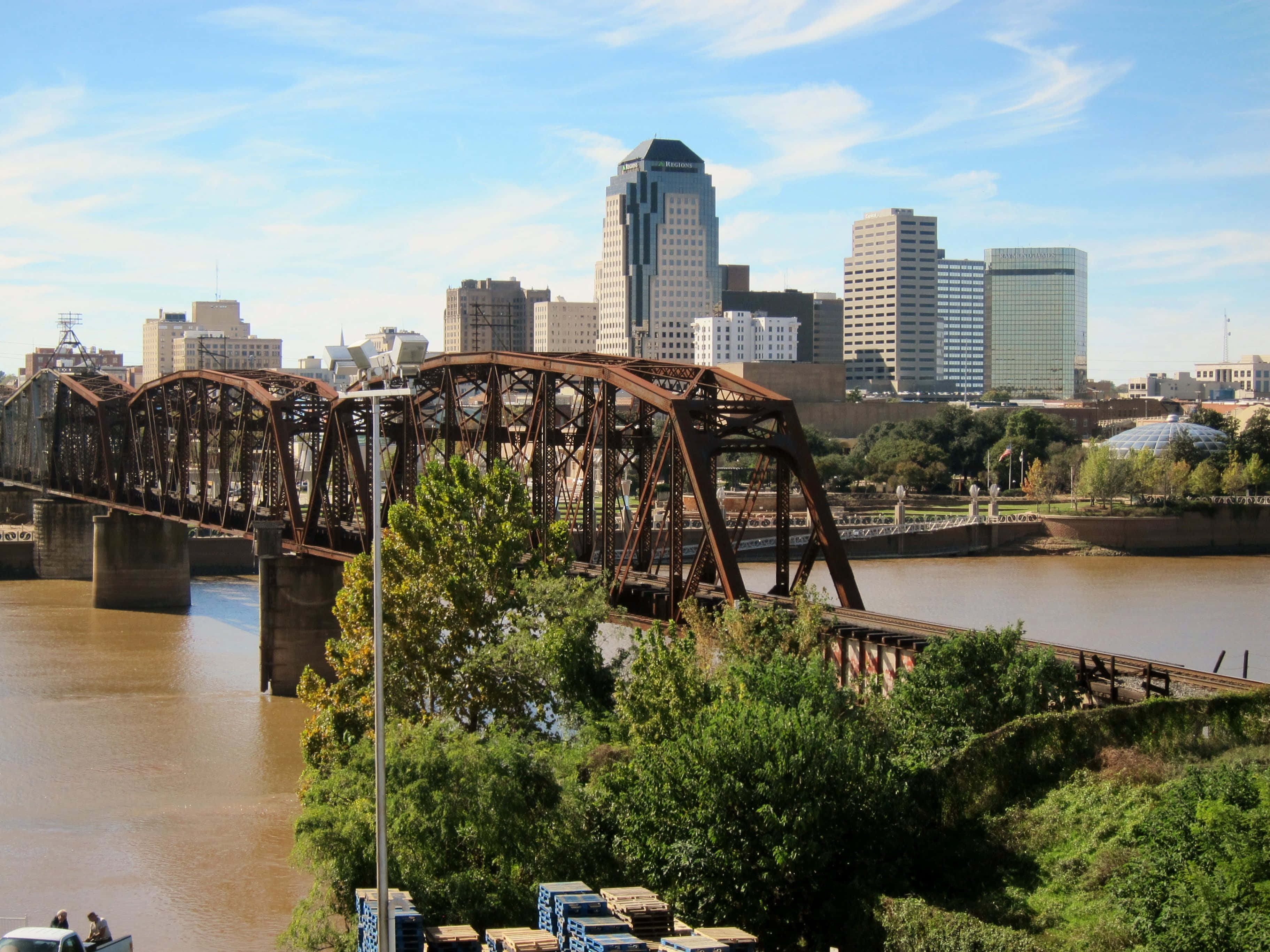 Shreveport, rusty steel truss bridge, muddy river, 2K Desktop Wallpaper