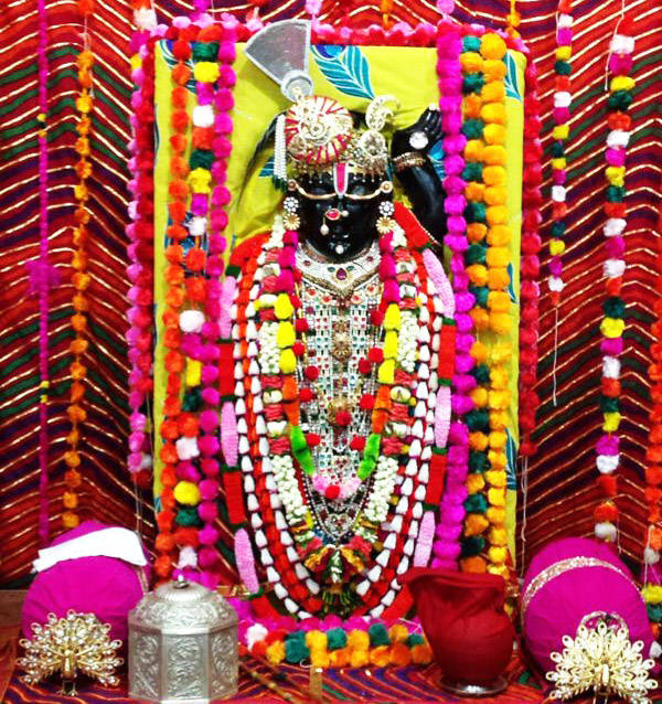Shrinathji, black deity statue, colorful floral garlands, SD Phone Wallpaper