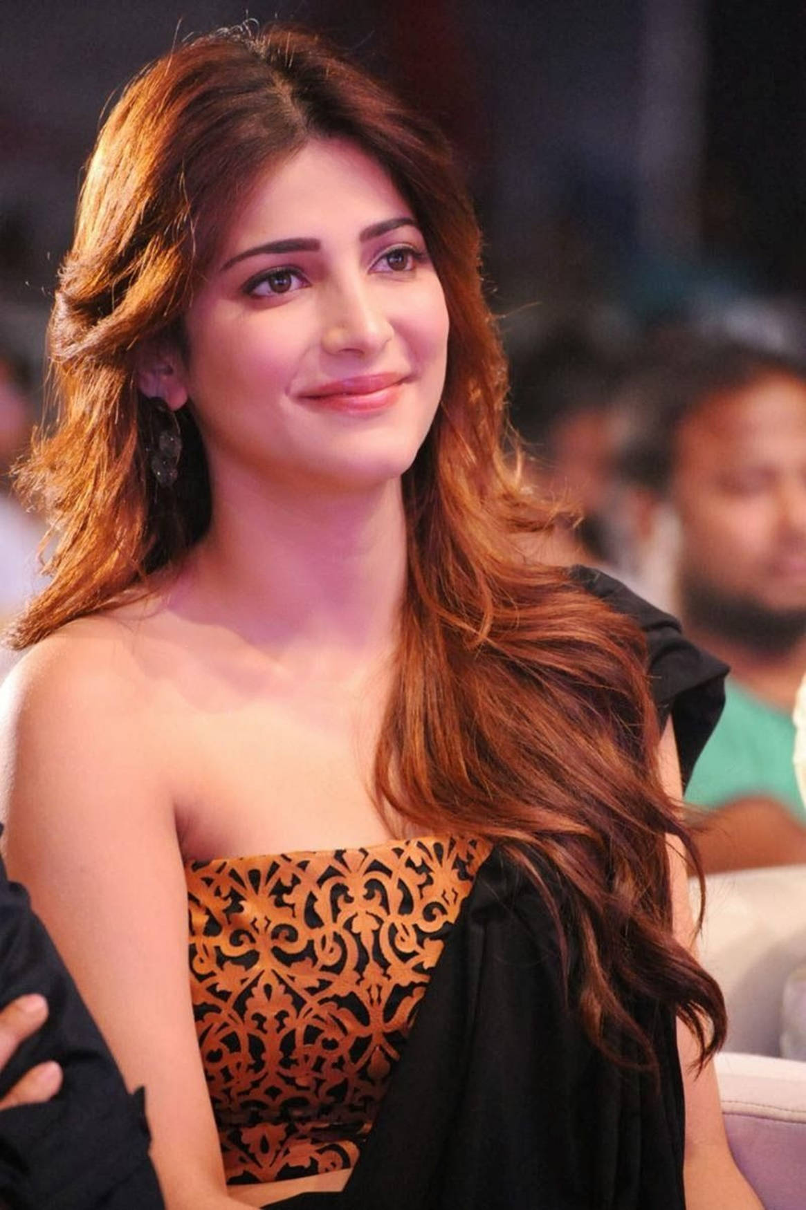 Shruti Hassan, auburn hair, gold and black strapless top, HD Phone Wallpaper