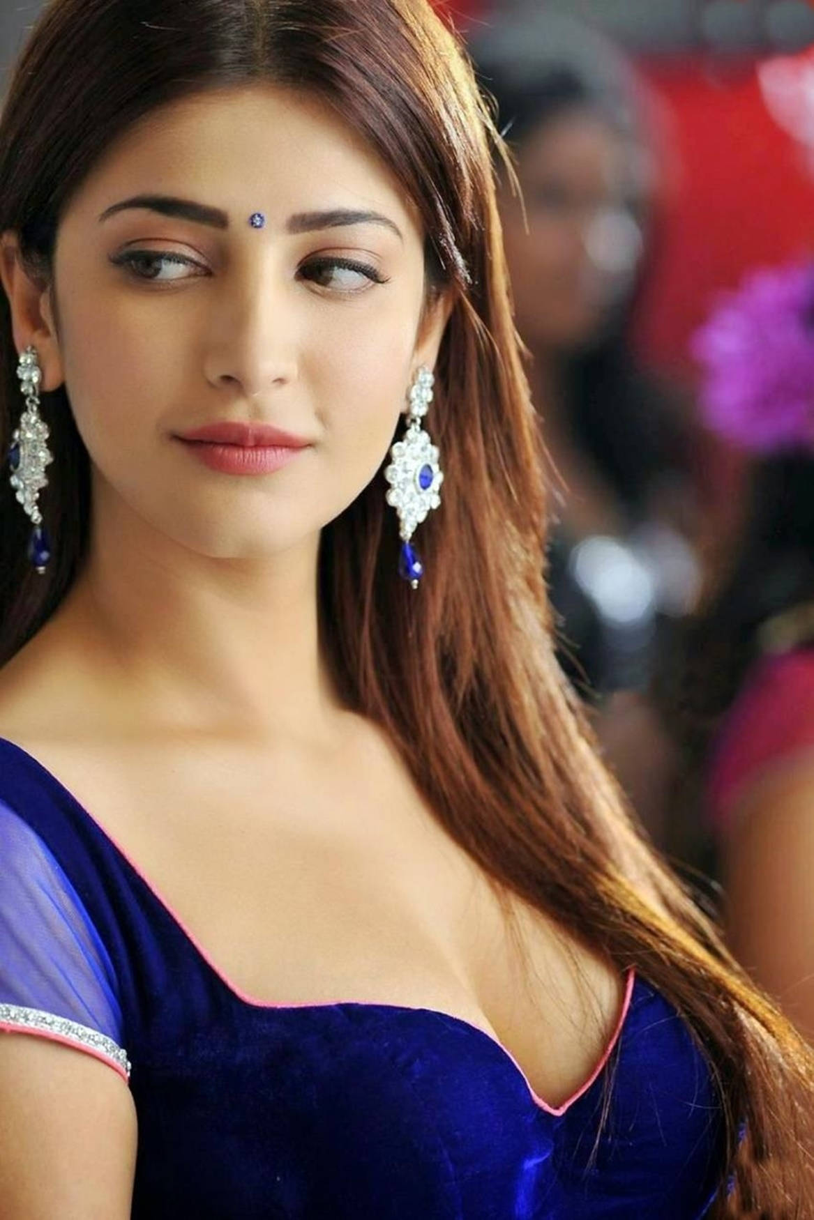 Shruti Hassan, royal blue velvet sari, pink trim, HD Phone Wallpaper