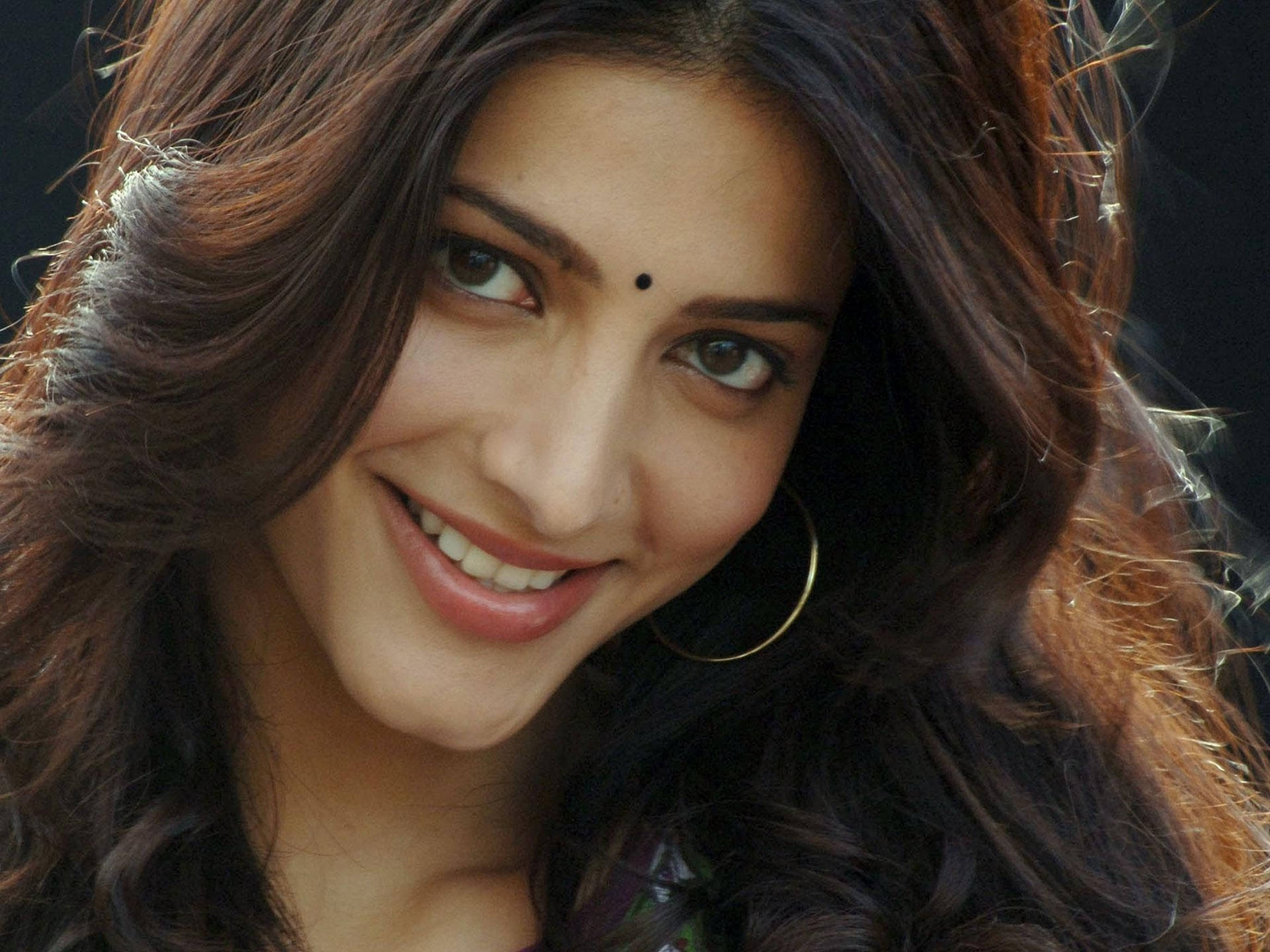 Shruti Hassan, dark wavy hair, warm smile, Full HD Desktop Wallpaper