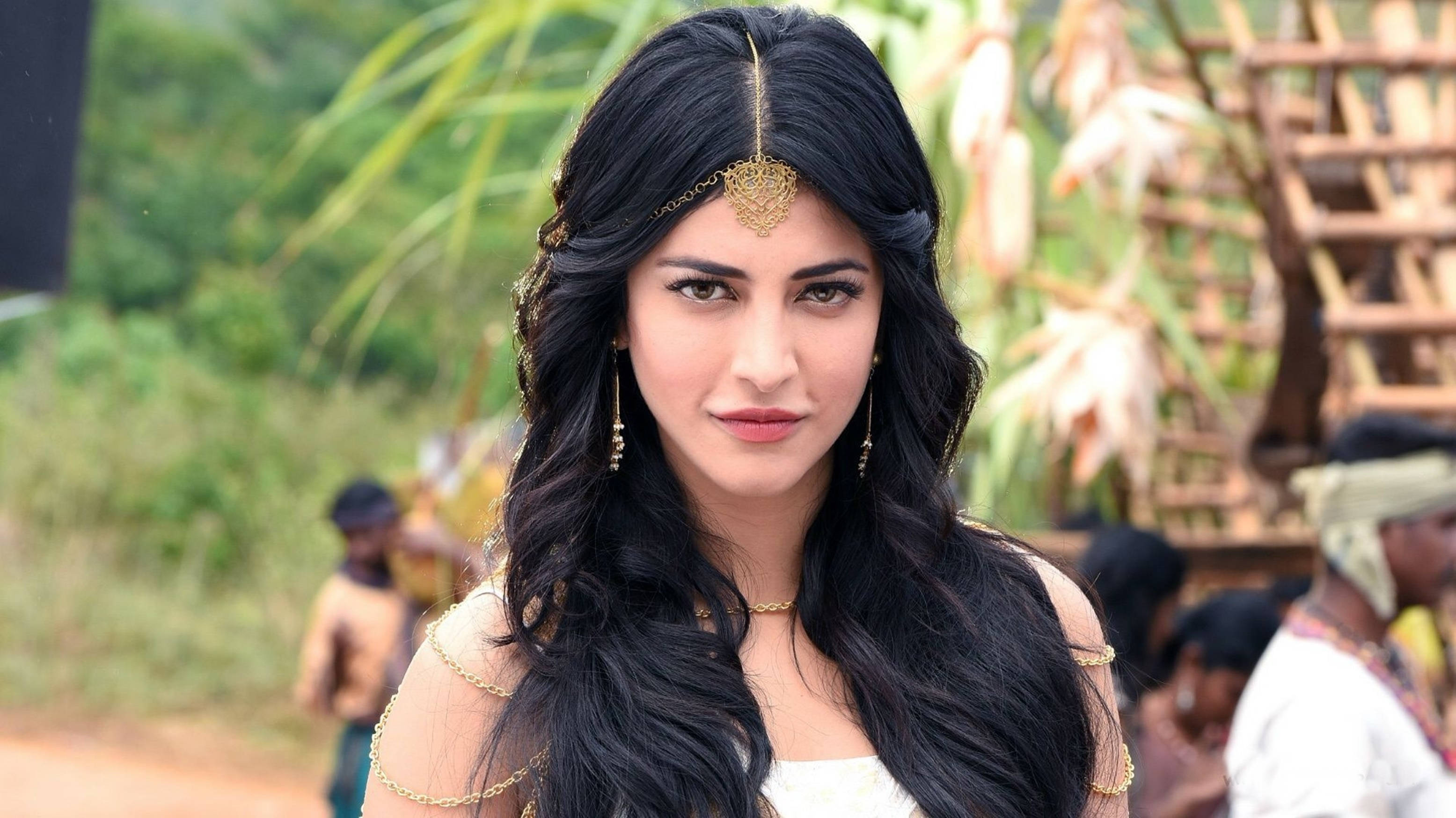 Shruti Hassan, HD Forehead Piece, golden headpiece, 2K Desktop Wallpaper