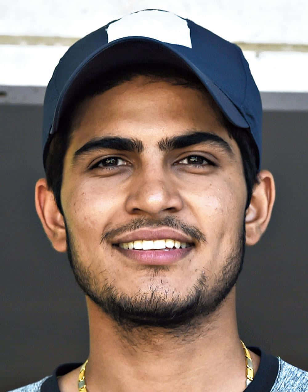 Shubman Gill, navy cap, gold chain, SD Phone Wallpaper