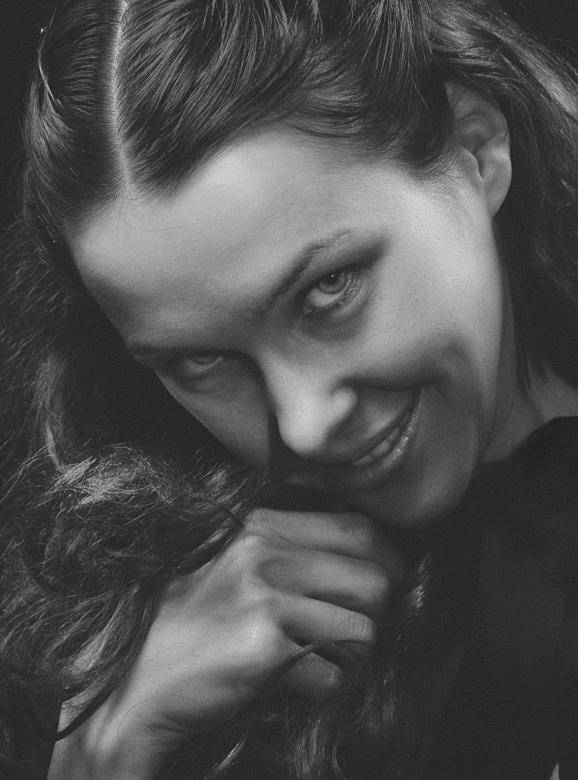 Shy Woman, black and white portrait, dark hair, SD Phone Wallpaper