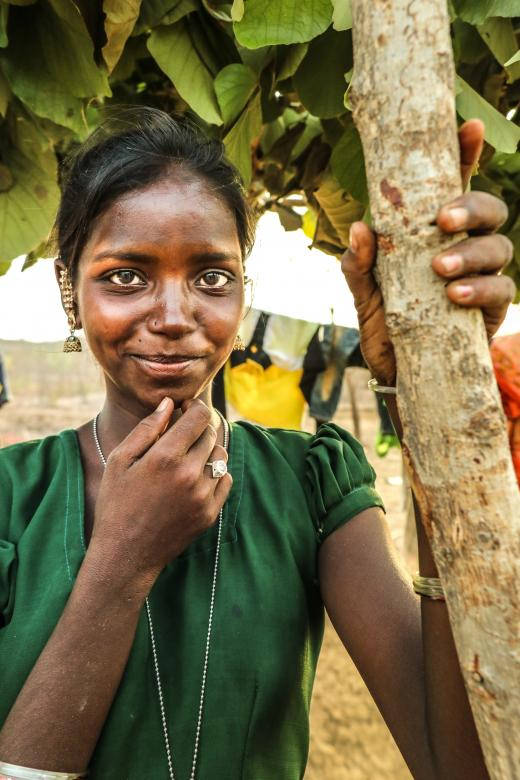 Shy Indian Girl, green dress, tree trunk, SD Phone Wallpaper