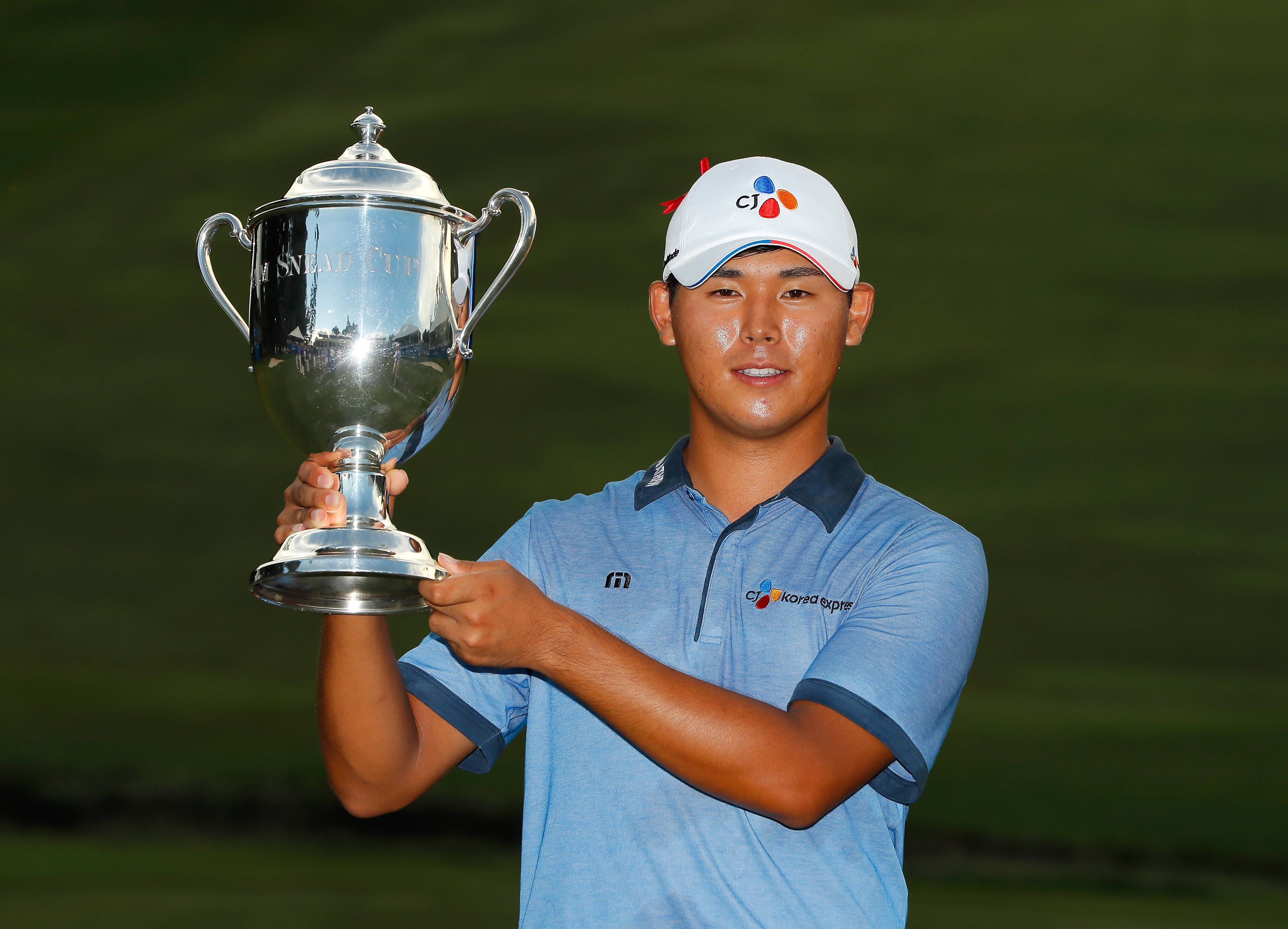 Si Woo Kim, silver trophy, green golf course, 4K Desktop Wallpaper