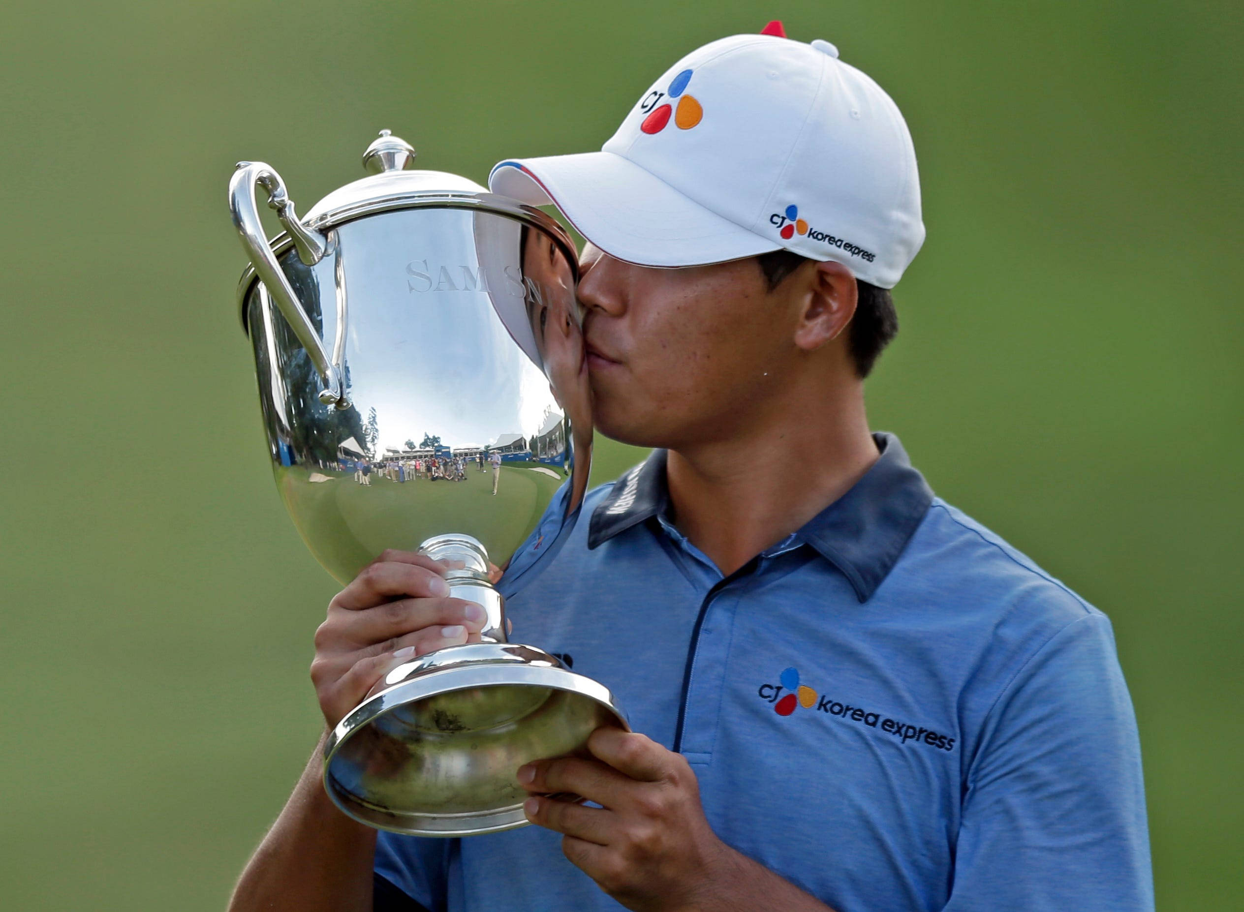 Si Woo Kim, gleaming silver trophy, white cap, Full HD Desktop Wallpaper
