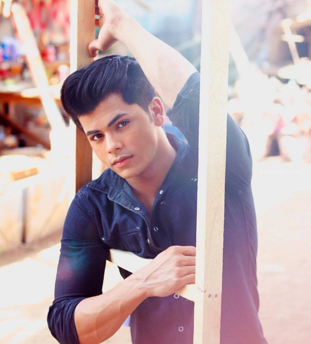 Siddharth Nigam, ladder, wooden beams, SD Phone Wallpaper