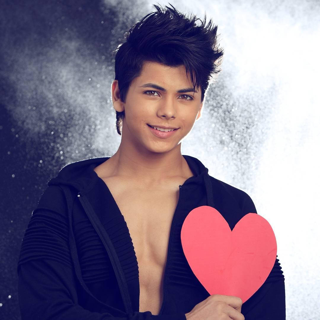 Siddharth Nigam, heart cut-out, bright pink paper heart, SD Desktop Wallpaper