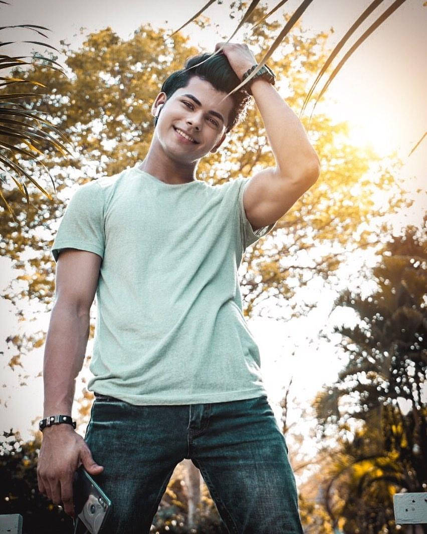 Siddharth Nigam, light green tee, jeans, SD Phone Wallpaper