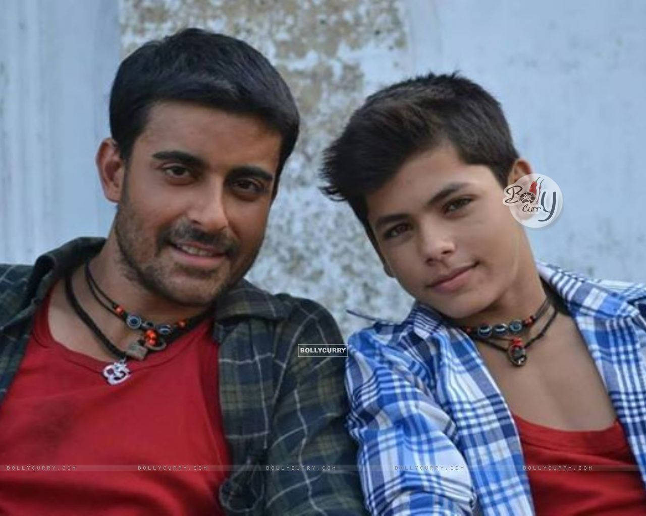 Siddharth Nigam, beaded necklaces, weathered wall, HD Desktop Wallpaper
