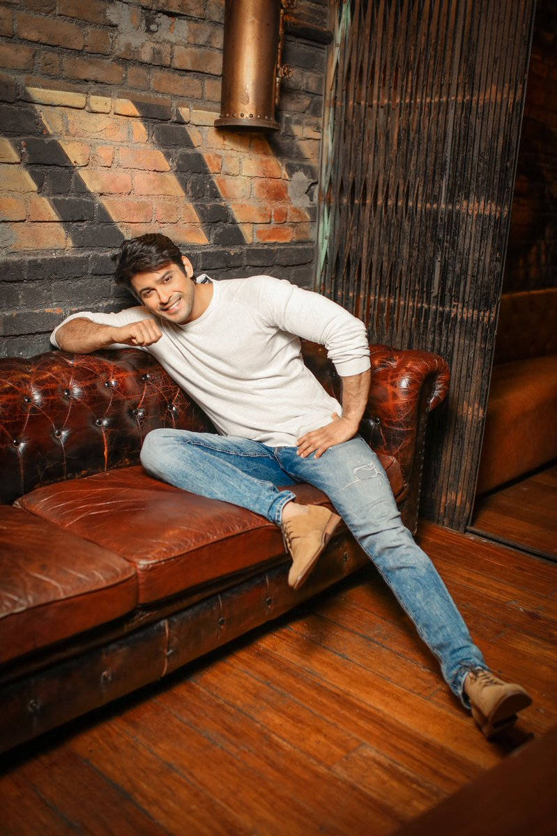 Sidharth Shukla, chesterfield sofa, vintage tufted leather sofa, SD Phone Wallpaper