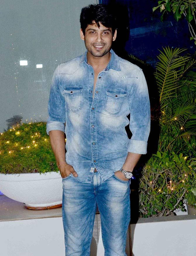 Sidharth Shukla, light-wash denim shirt, jeans, SD Phone Wallpaper
