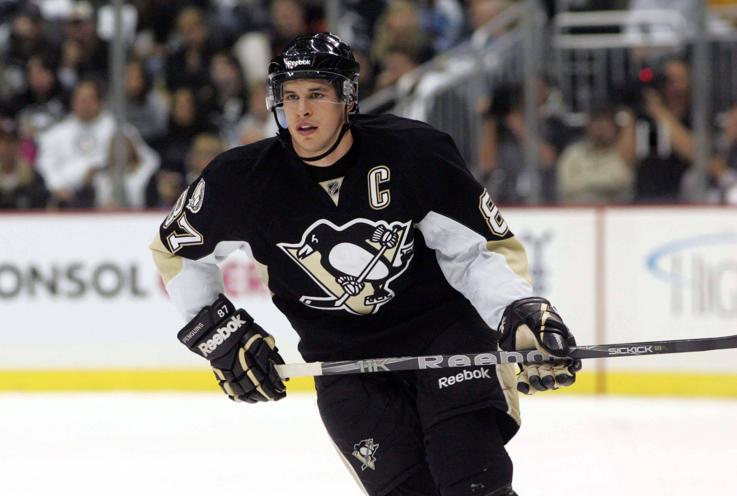 Sidney Crosby, black and gold uniform, captain's 'C' skates, 2K Desktop Wallpaper