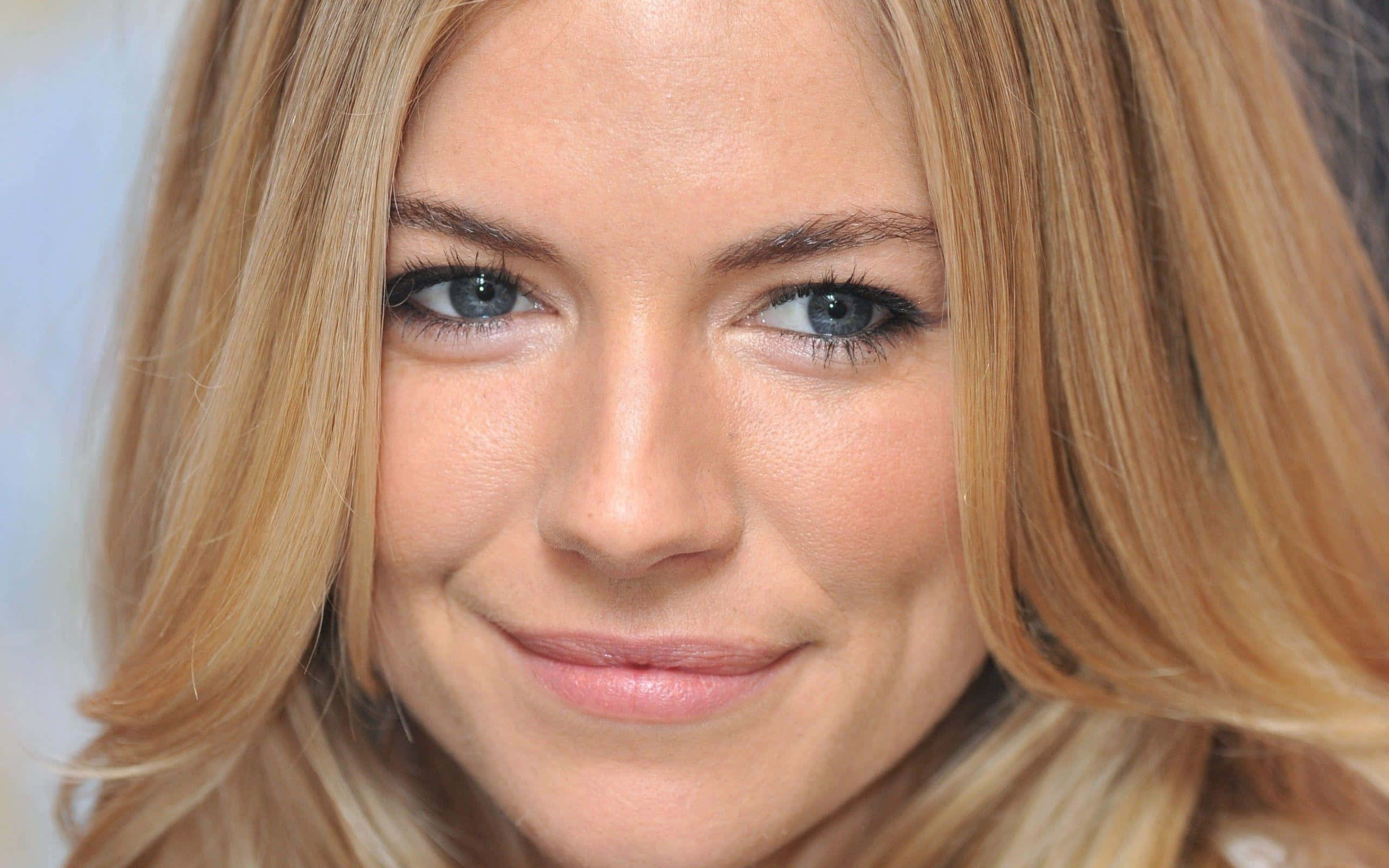 Sienna Miller, blonde hair, blue eyes, 2K Desktop Wallpaper