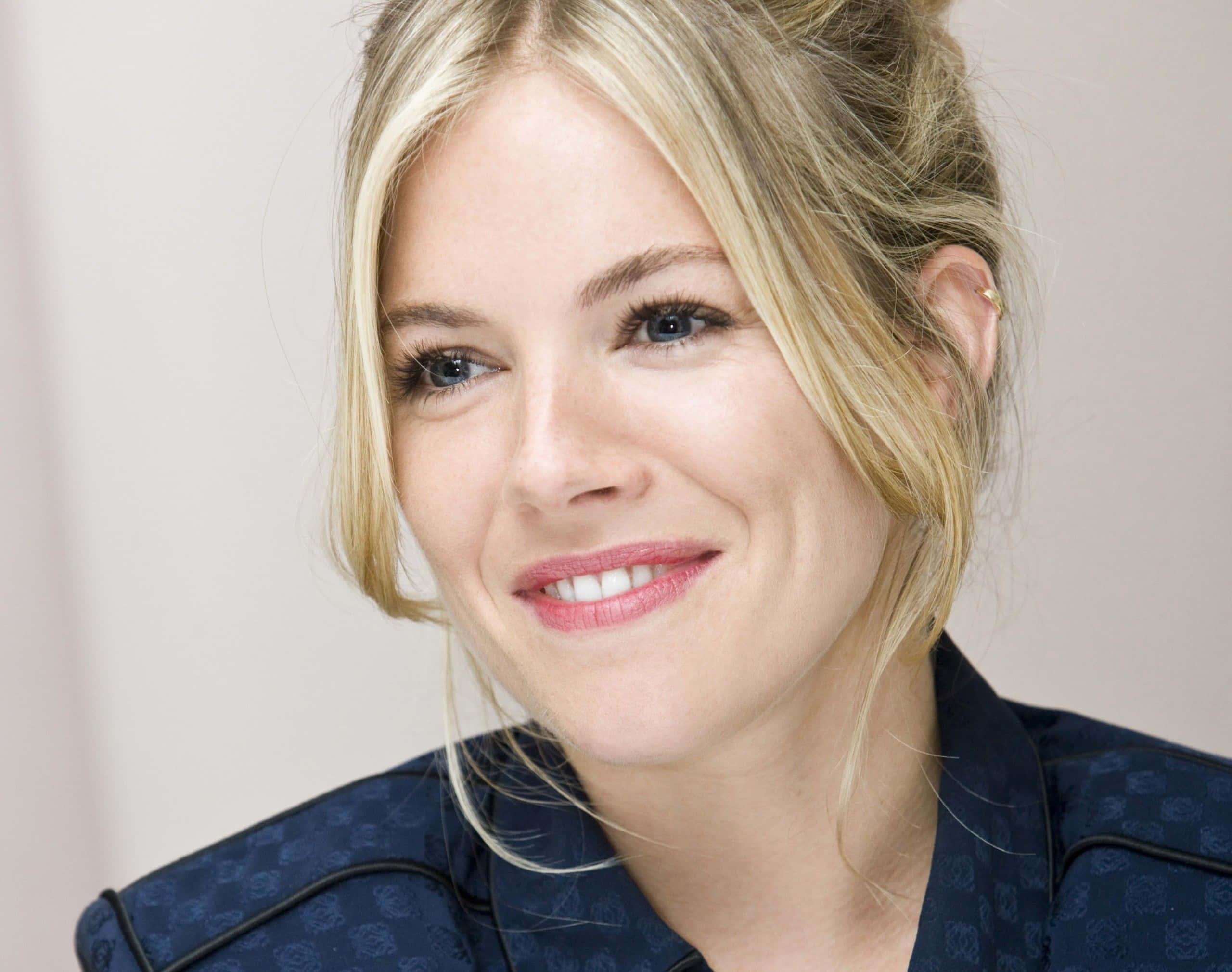 Sienna Miller, blonde woman, warm smile, 2K Desktop Wallpaper