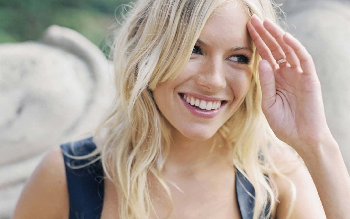 Sienna Miller, blonde woman, hand near her face, HD Desktop Wallpaper