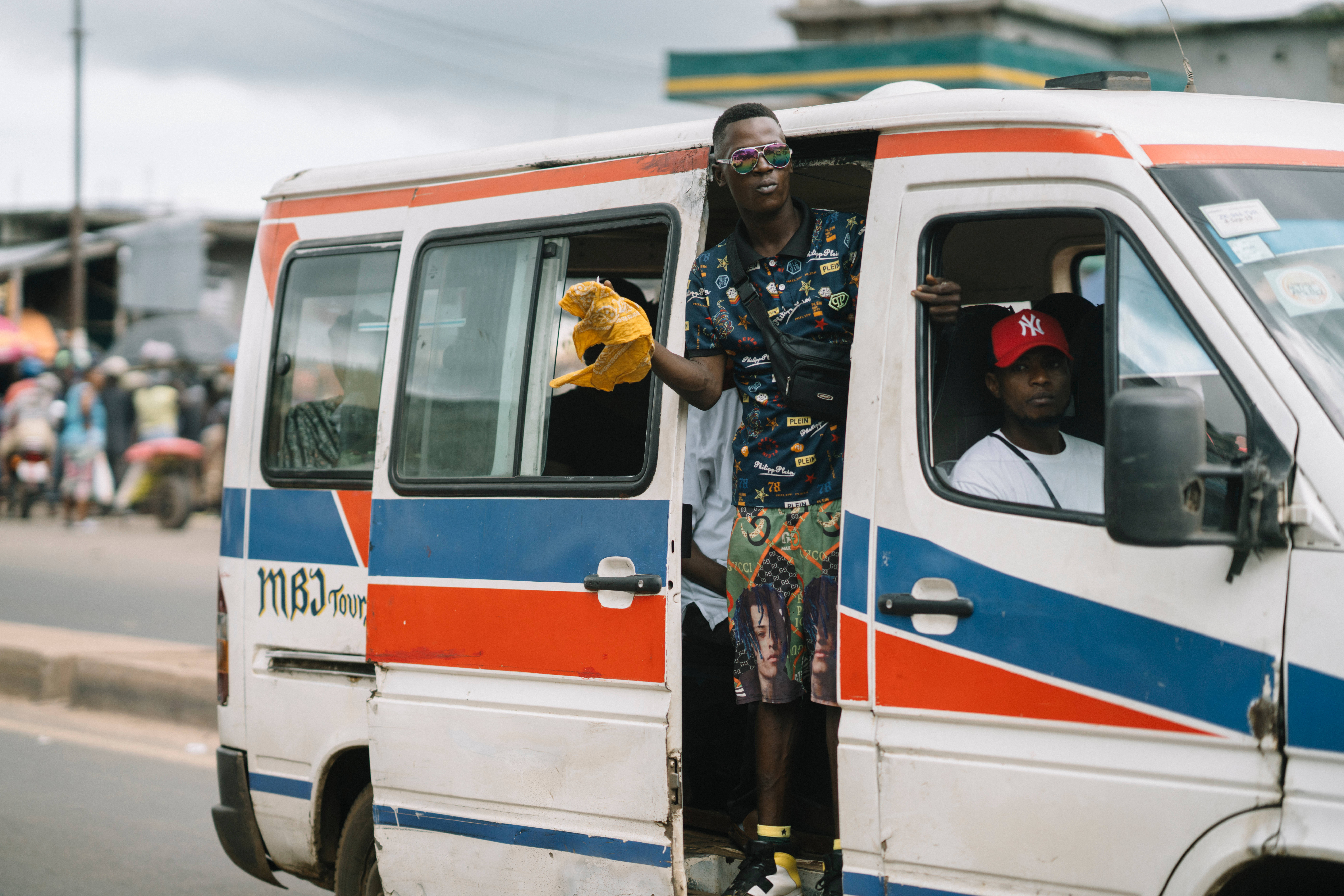 Sierra Leone, colorful patterned clothes, sunglasses, 8K Desktop Wallpaper