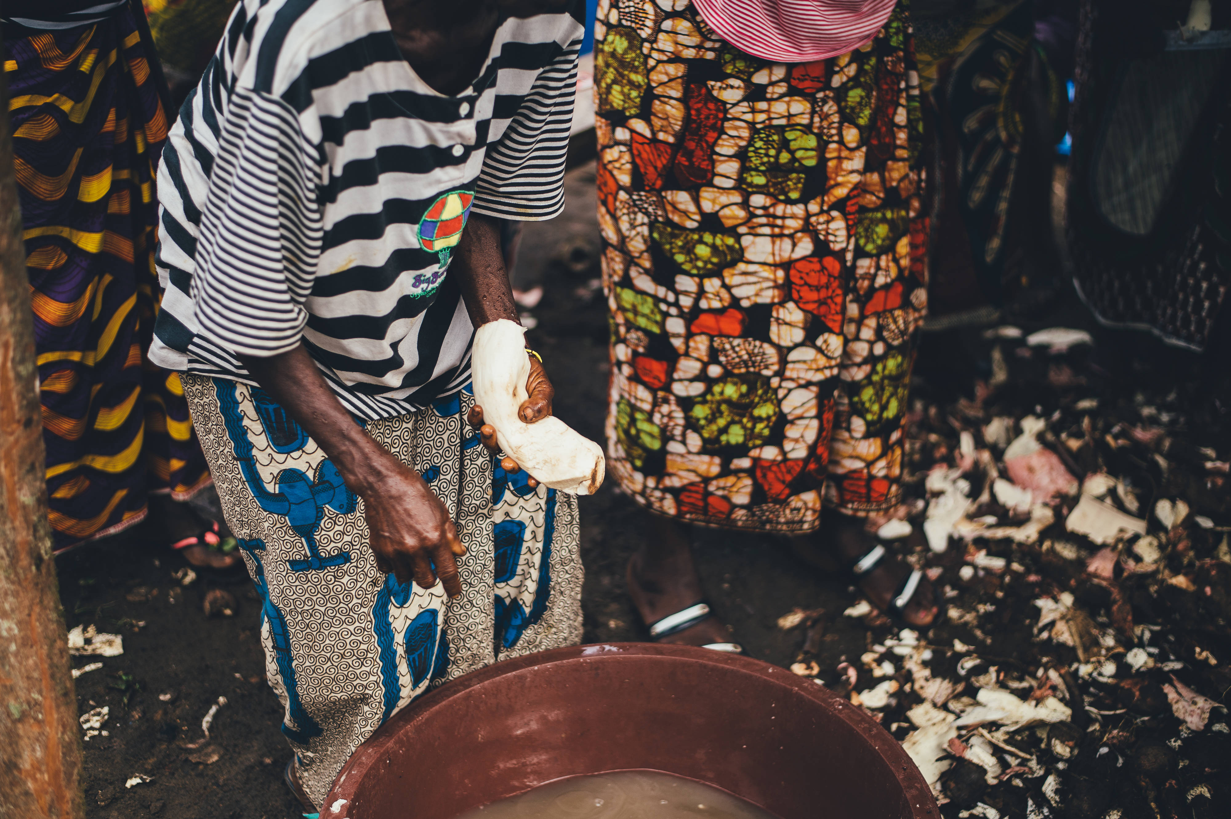 Sierra Leone, women, basin, 4K Desktop Wallpaper