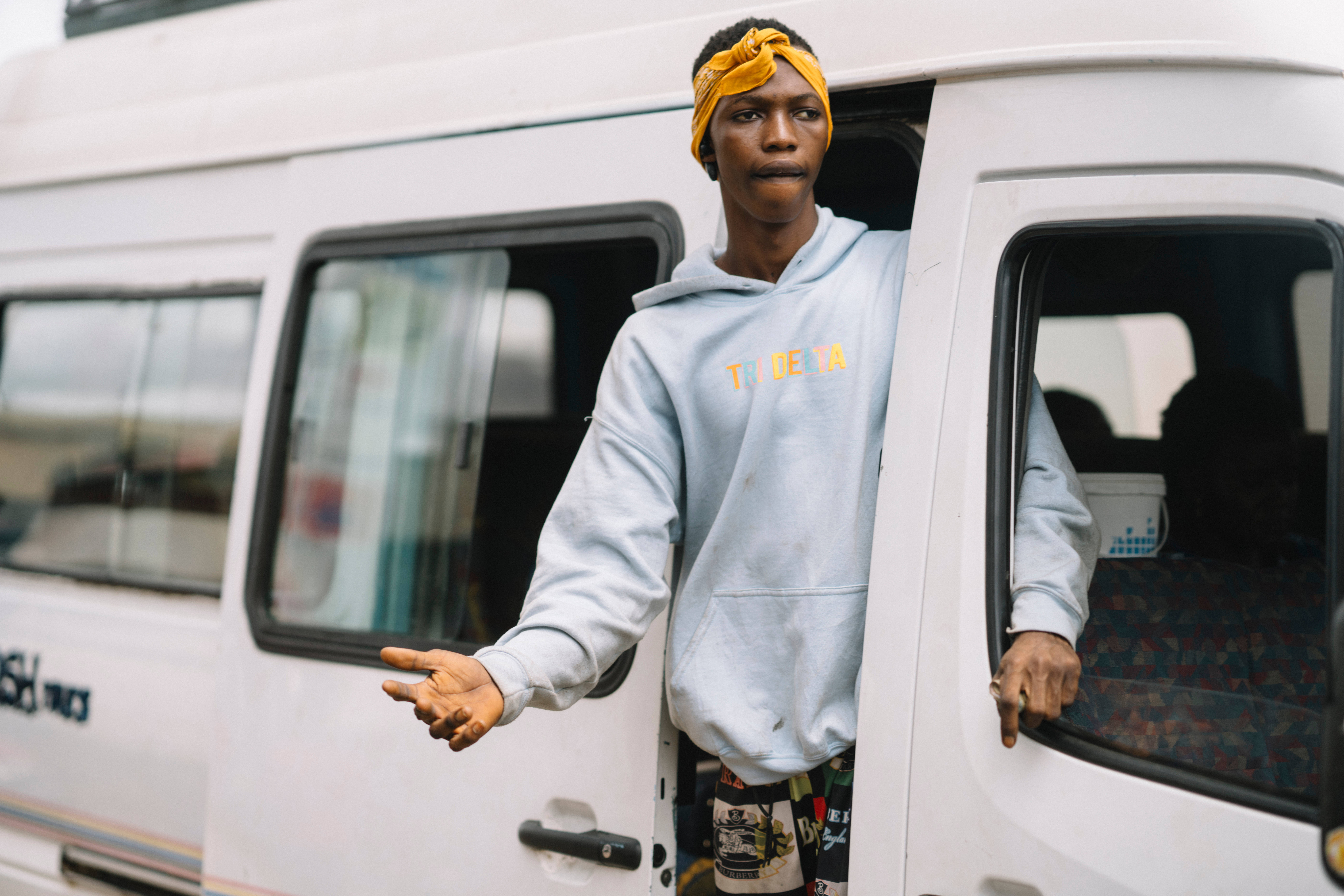 Sierra Leone, white van, yellow headwrap, 8K Desktop Wallpaper