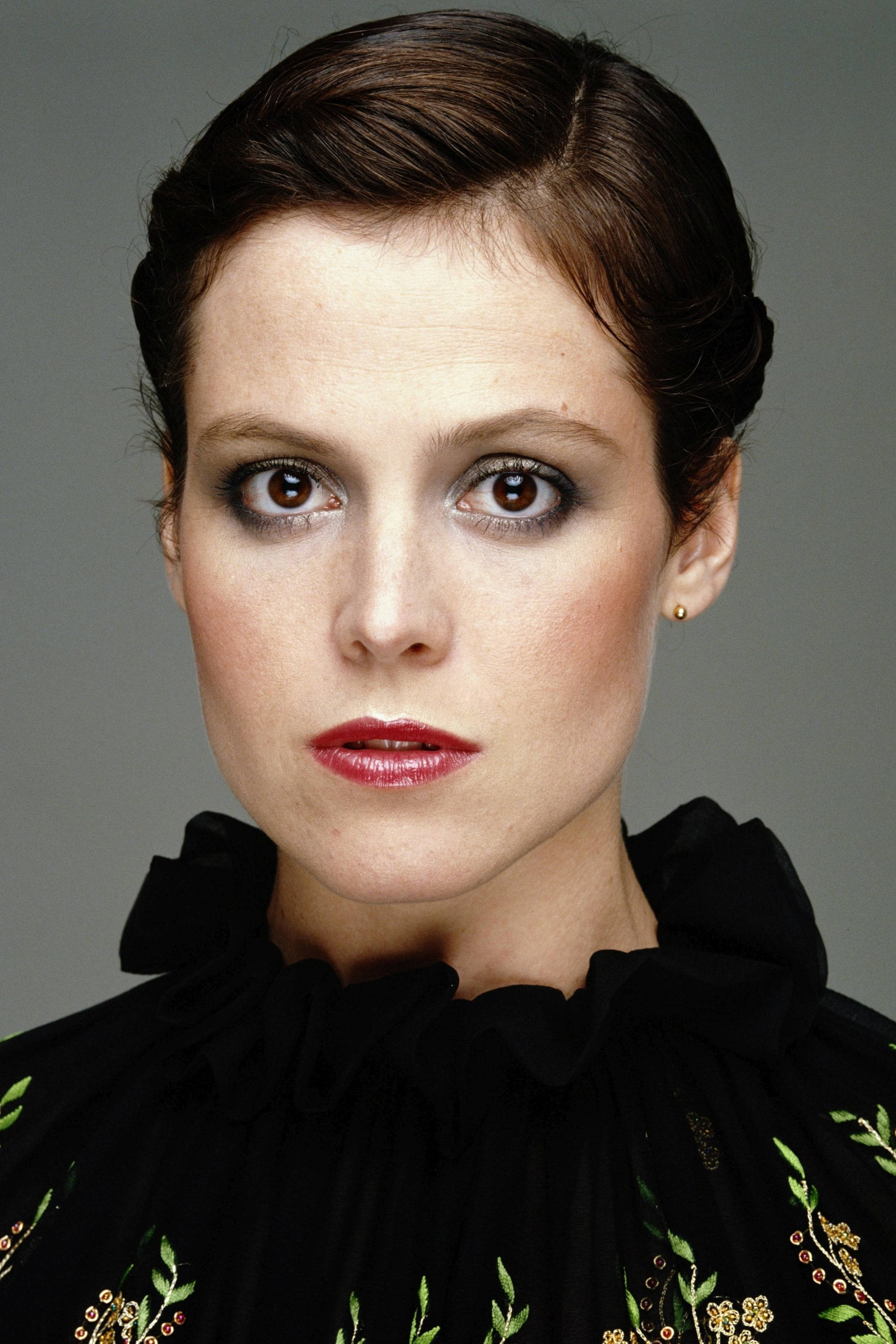 Sigourney Weaver, smokey eye makeup, dark hair, 2K Phone Wallpaper