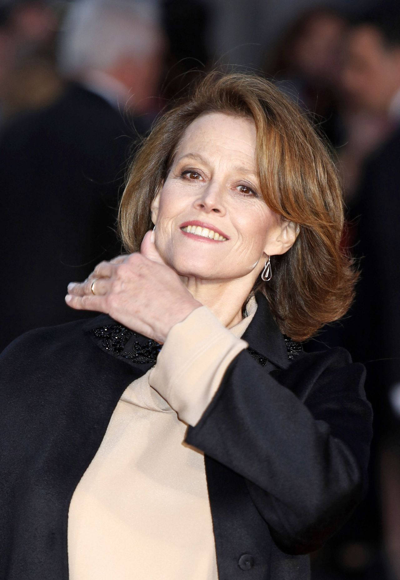Sigourney Weaver, 90s film actress, red carpet event, HD Phone Wallpaper