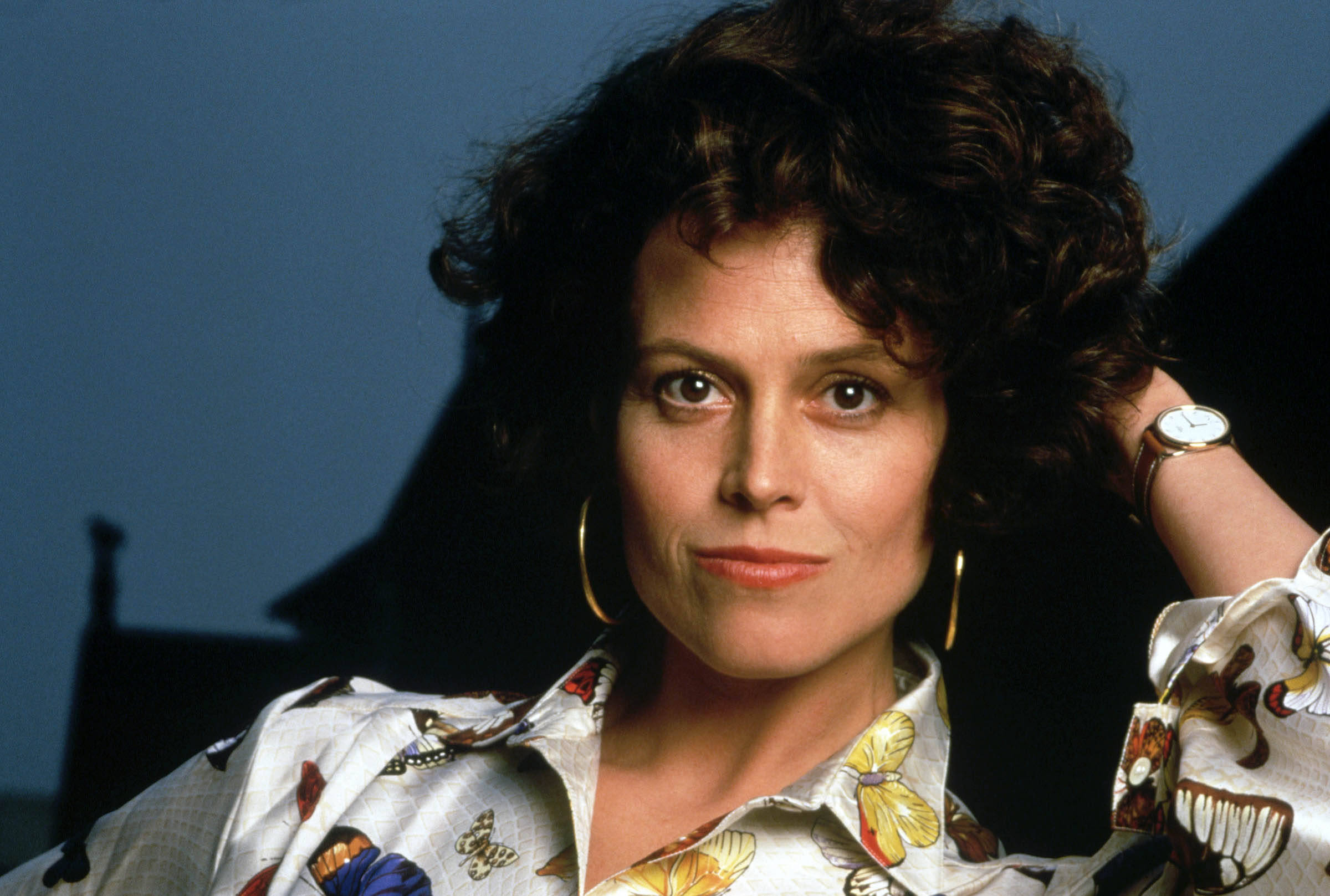 Sigourney Weaver, curly brown hair, gold hoop earrings, Full HD Desktop Wallpaper