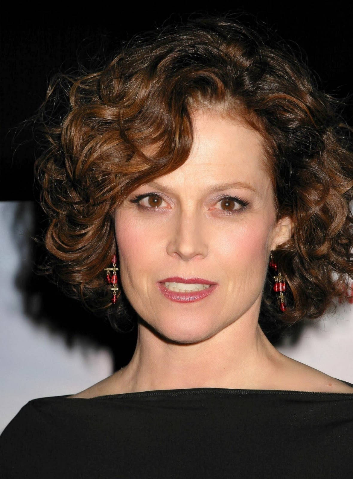 Sigourney Weaver, red beaded earrings, black top, HD Phone Wallpaper
