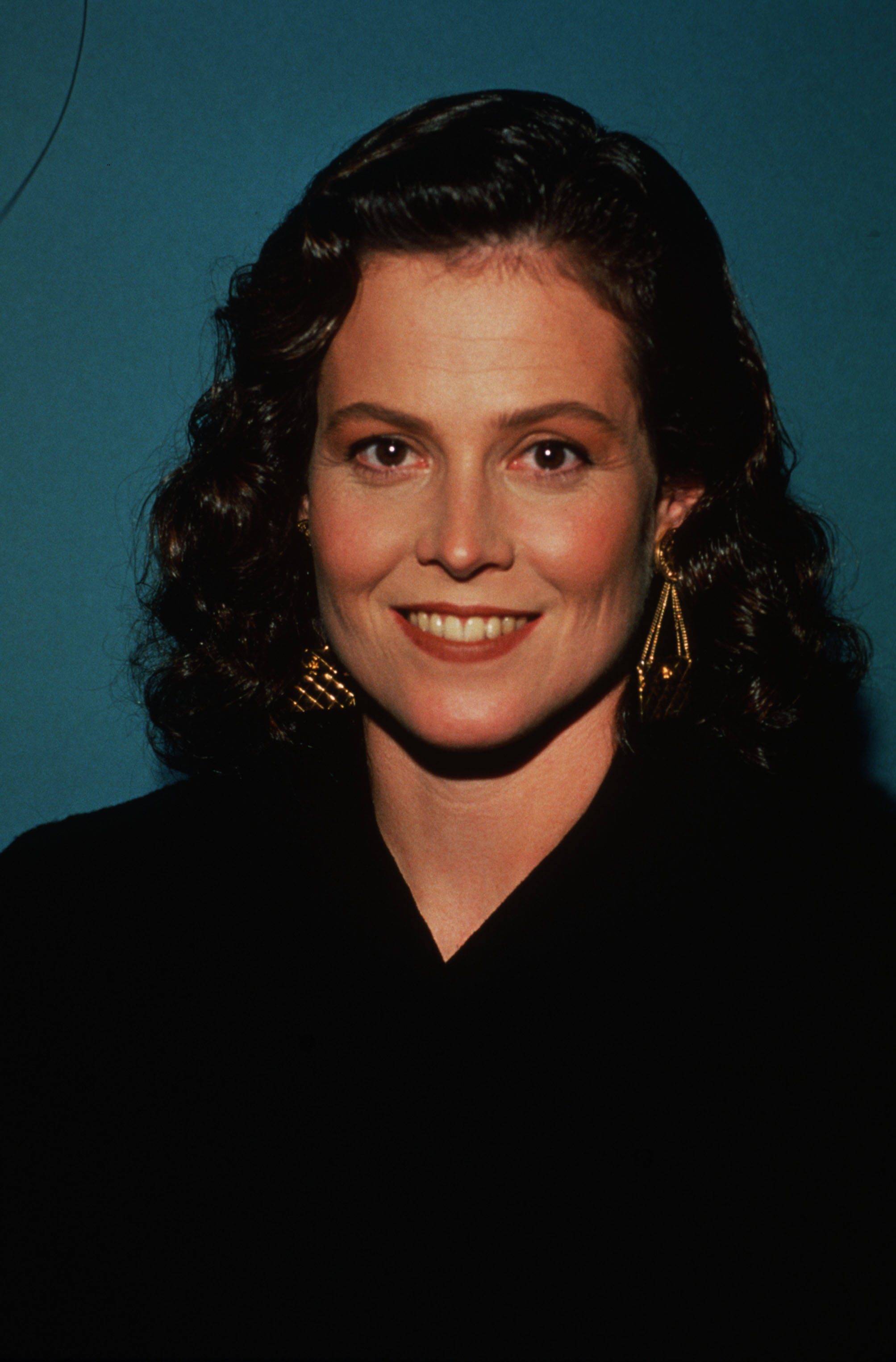 Sigourney Weaver, 80s fashion, curly dark hair, 2K Phone Wallpaper