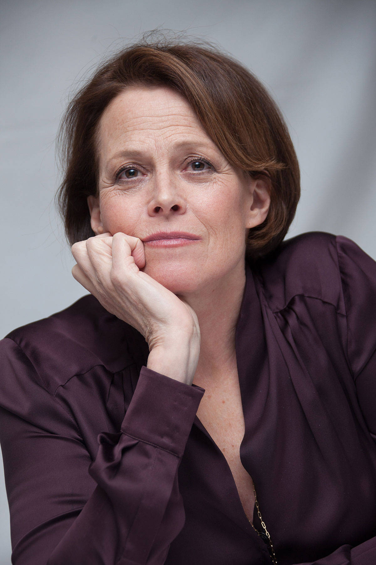 Sigourney Weaver, studio shoot, short brown hair, HD Phone Wallpaper