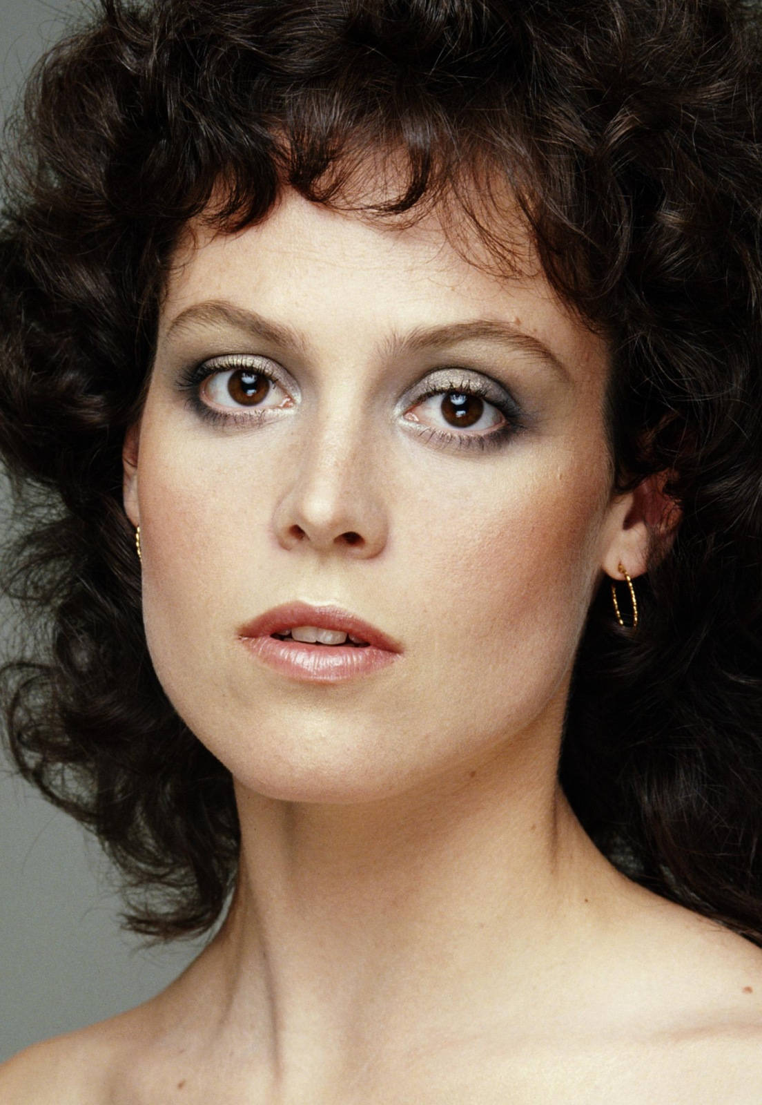 Sigourney Weaver, 90s makeup, voluminous dark curls, HD Phone Wallpaper