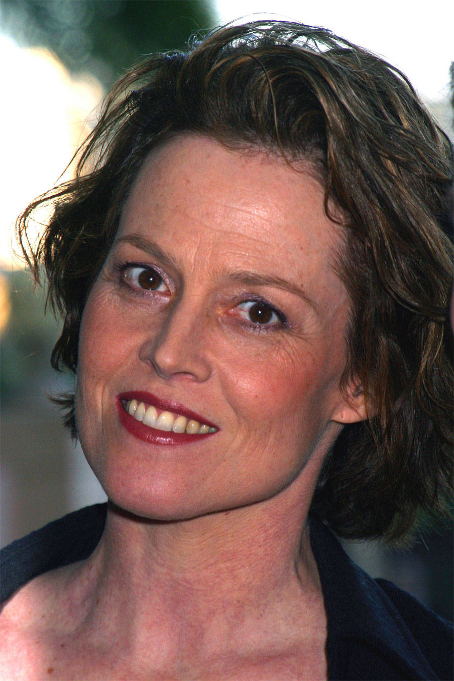 Sigourney Weaver, Hollywood actress, short wavy brown hair, HD Phone Wallpaper