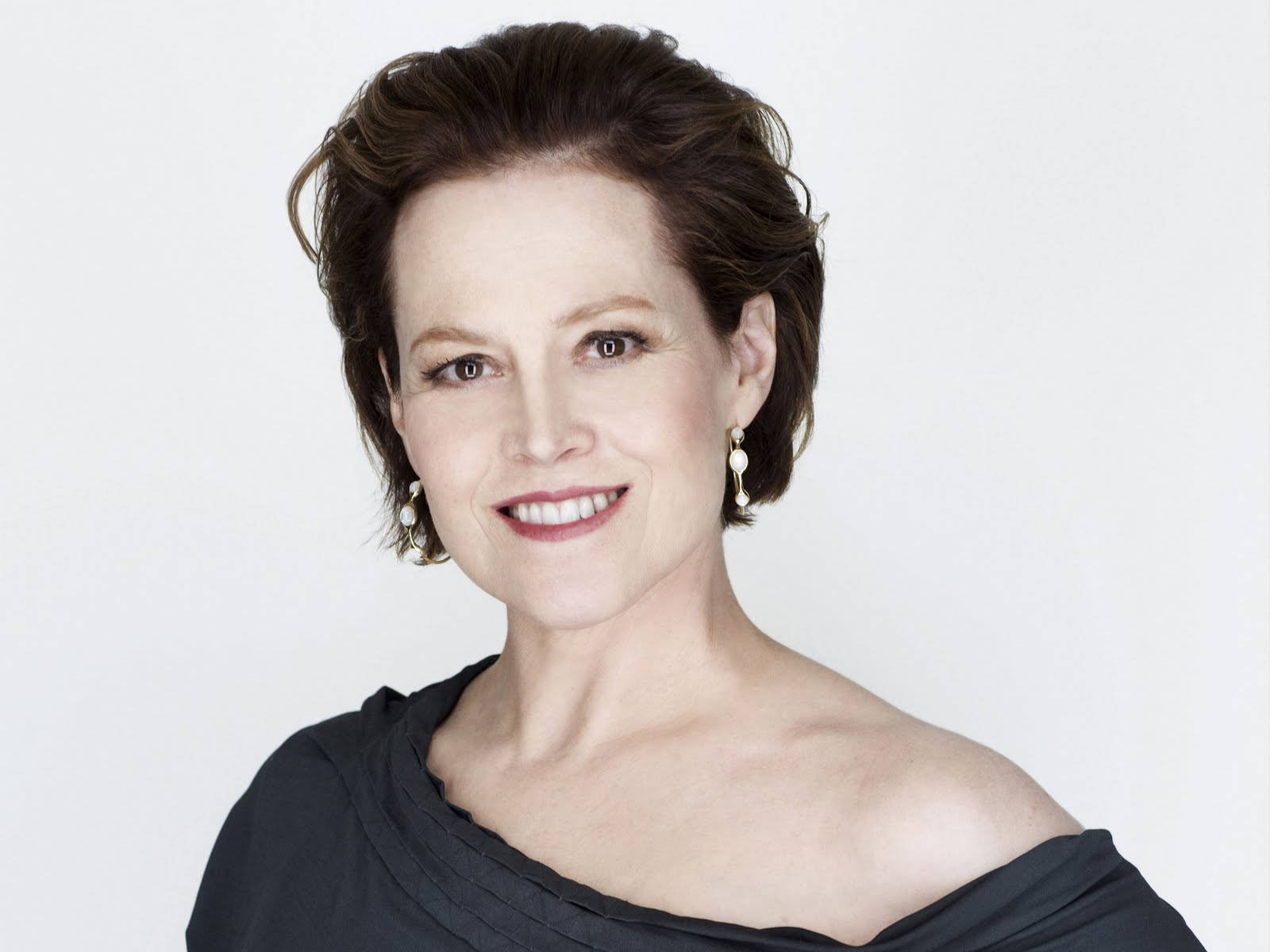 Sigourney Weaver, short brown hair, black off-shoulder top, HD Desktop Wallpaper