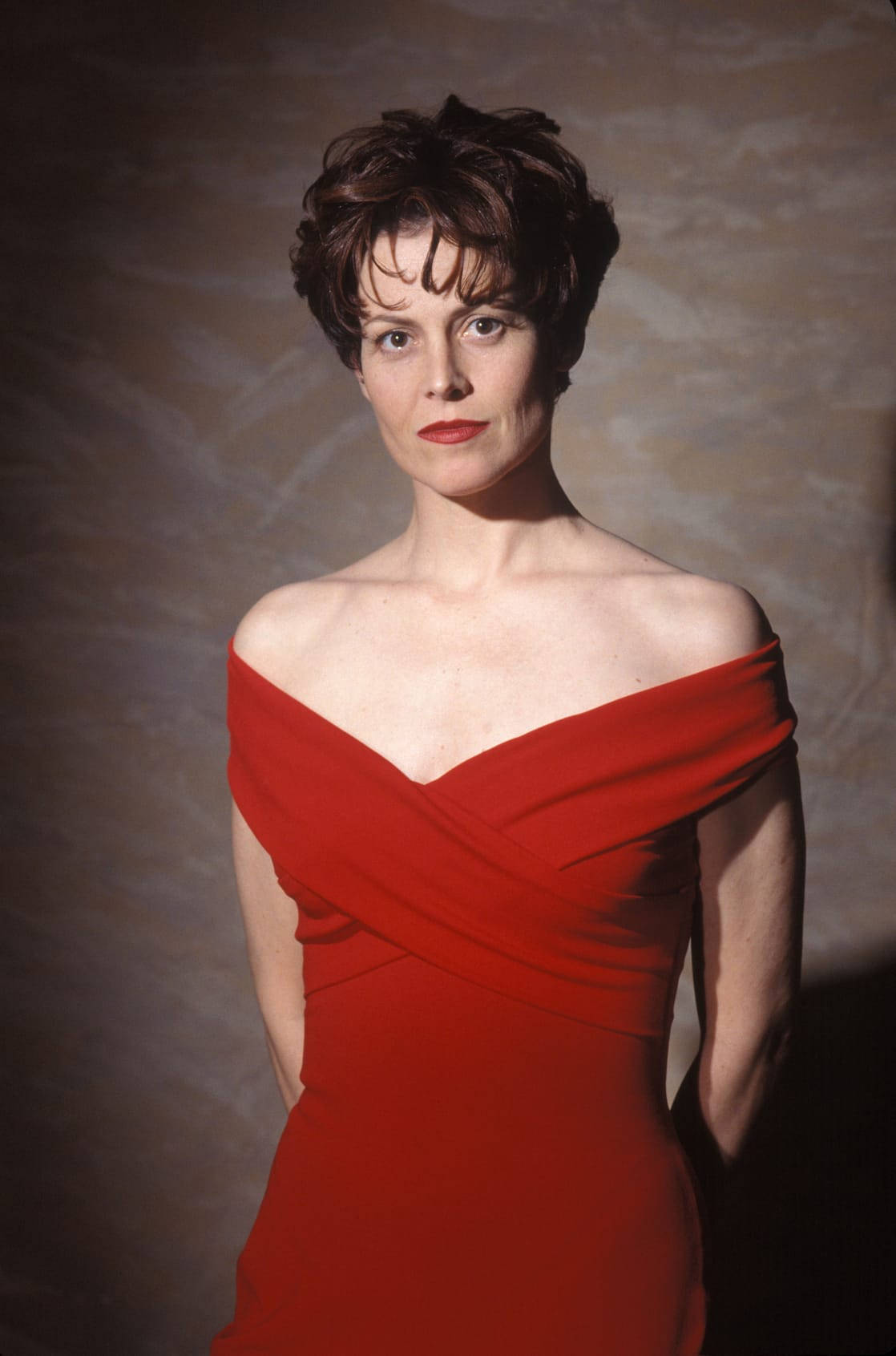 Sigourney Weaver, daring red dress, off-shoulder gown, HD Phone Wallpaper